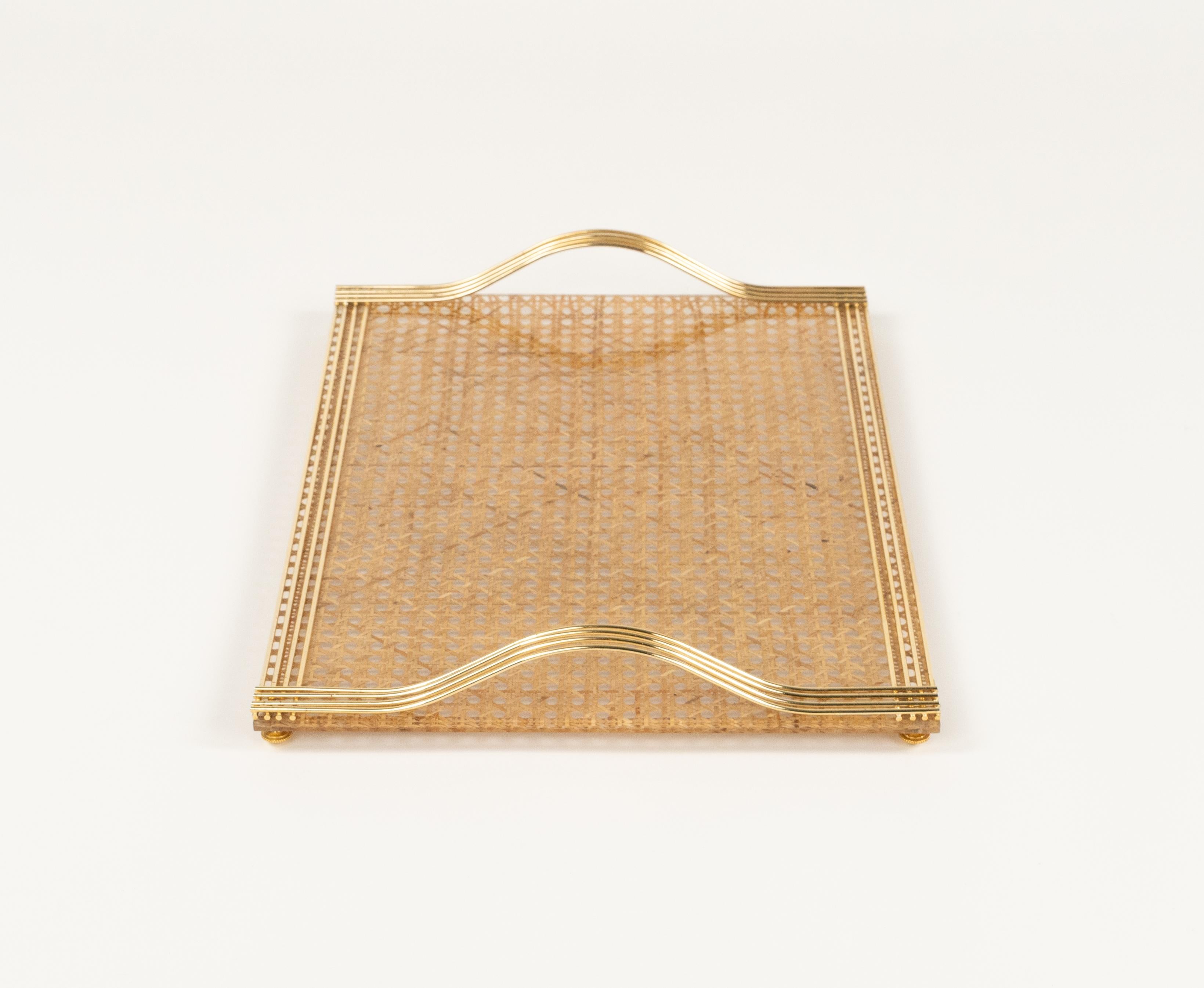 Serviertablett aus Lucite, Rattan und Messing im Christian Dior-Stil, Italien 1970er Jahre im Angebot 3