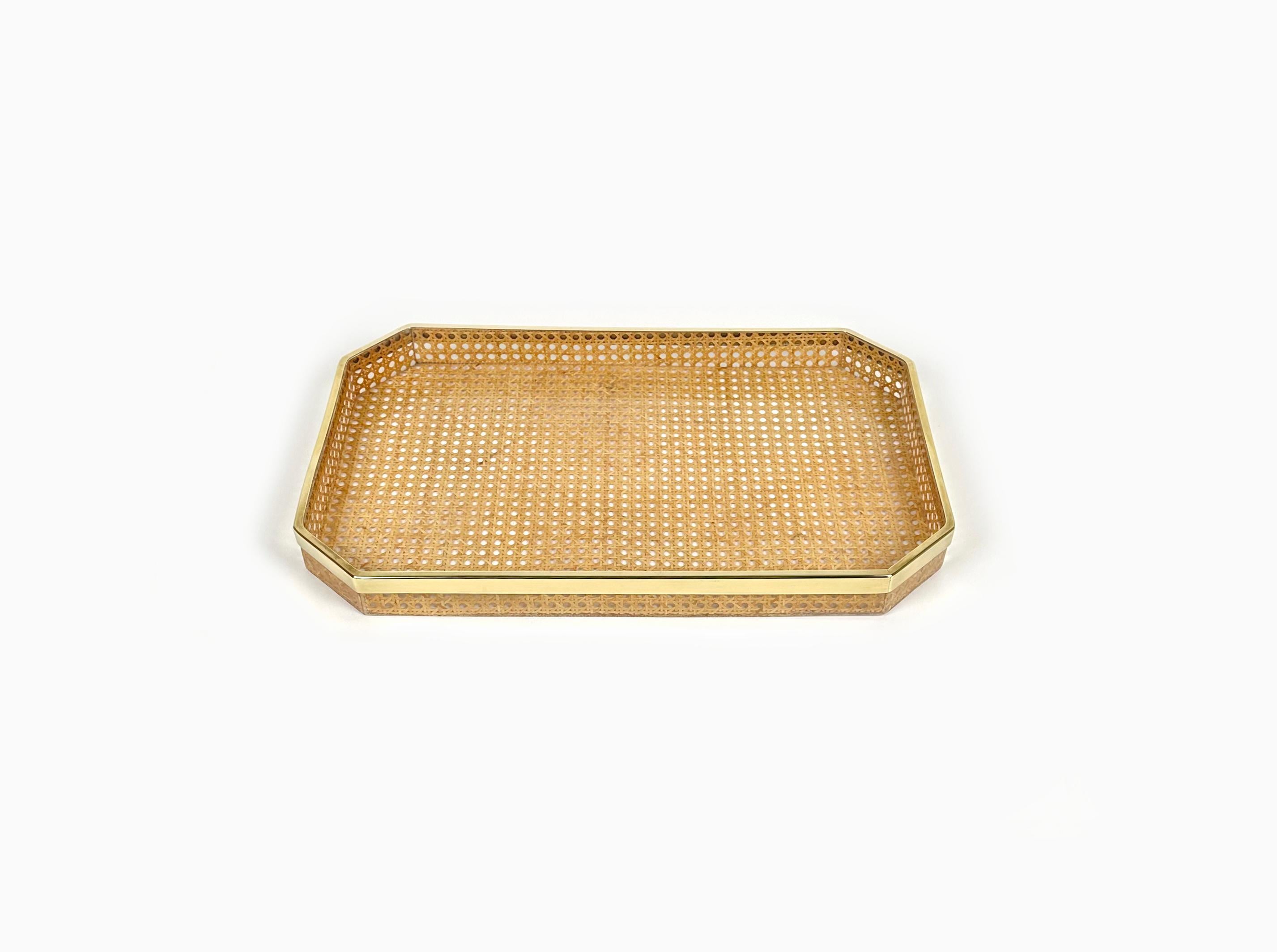 Octagonal serving tray / centerpiece in lucite and rattan with brass border in the style of Christian Dior.

Made in Italy in the 1970s.

Great accessory for any modern interior.