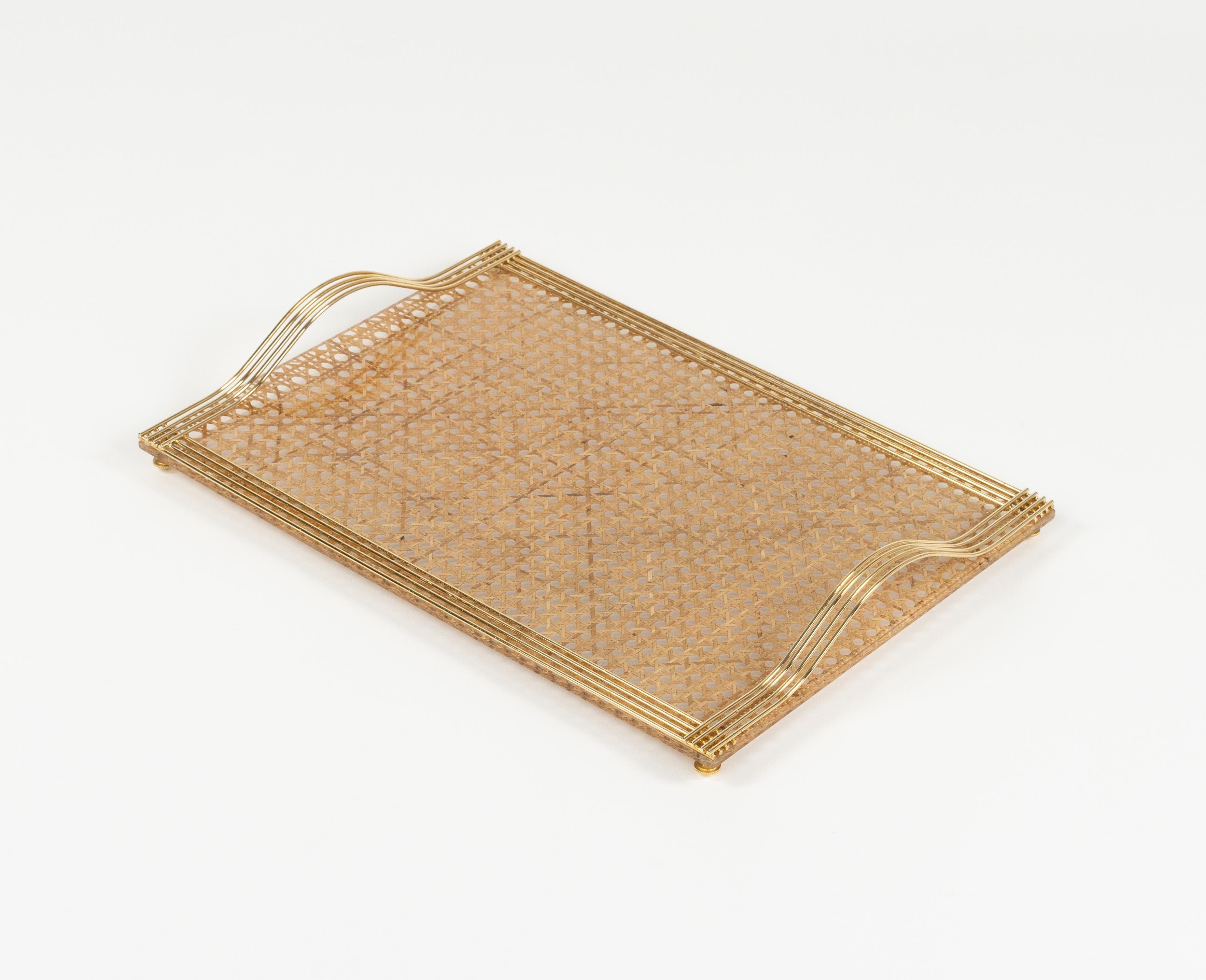 Schönes rechteckiges Serviertablett aus Lucite, Rattan und Messing im Stil von Christian Dior Home aus der Jahrhundertmitte.

Hergestellt in Italien in den 1970er Jahren.  

Ein tolles Accessoire für jede moderne Einrichtung.