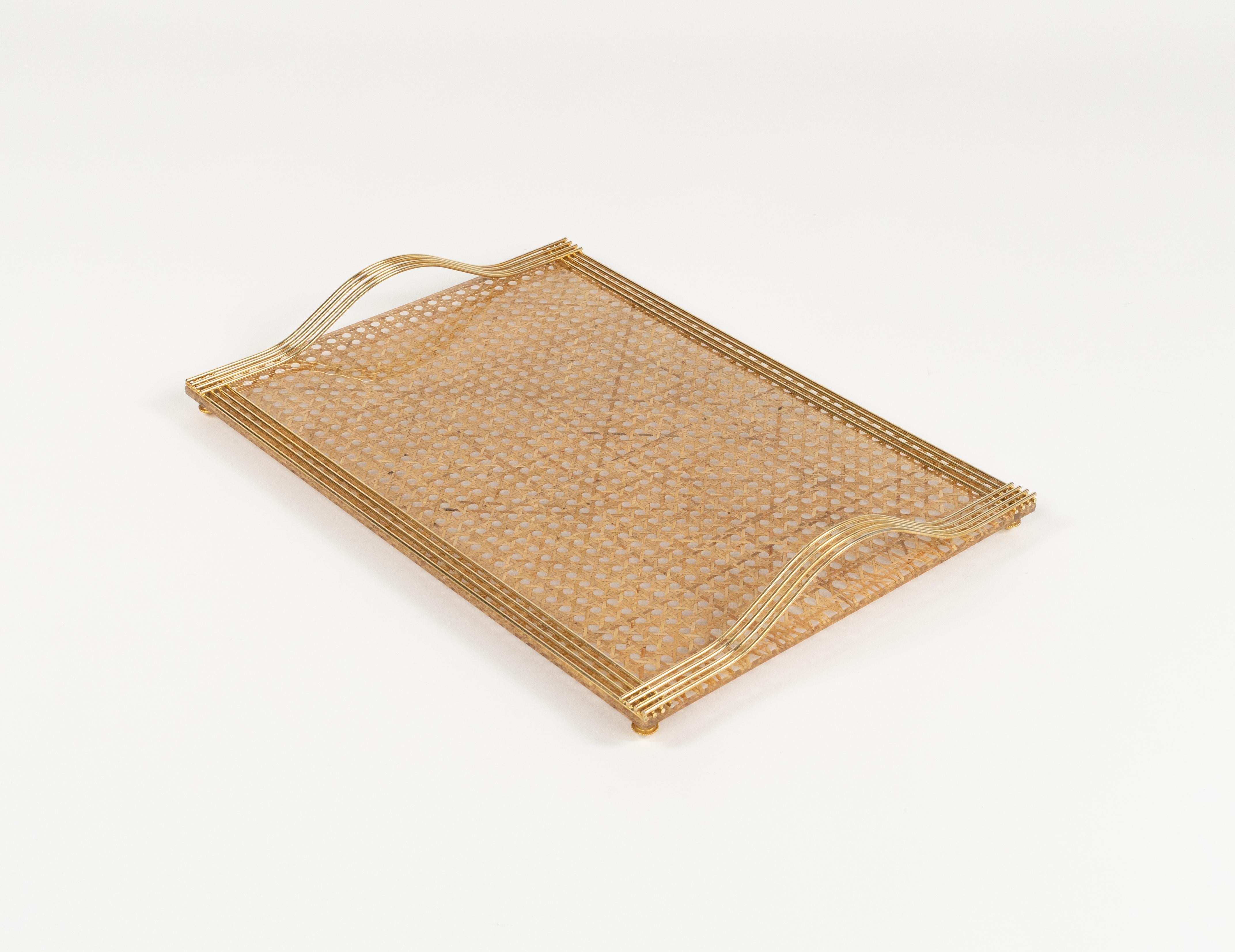 Serviertablett aus Lucite, Rattan und Messing im Christian Dior-Stil, Italien 1970er Jahre (Moderne der Mitte des Jahrhunderts) im Angebot