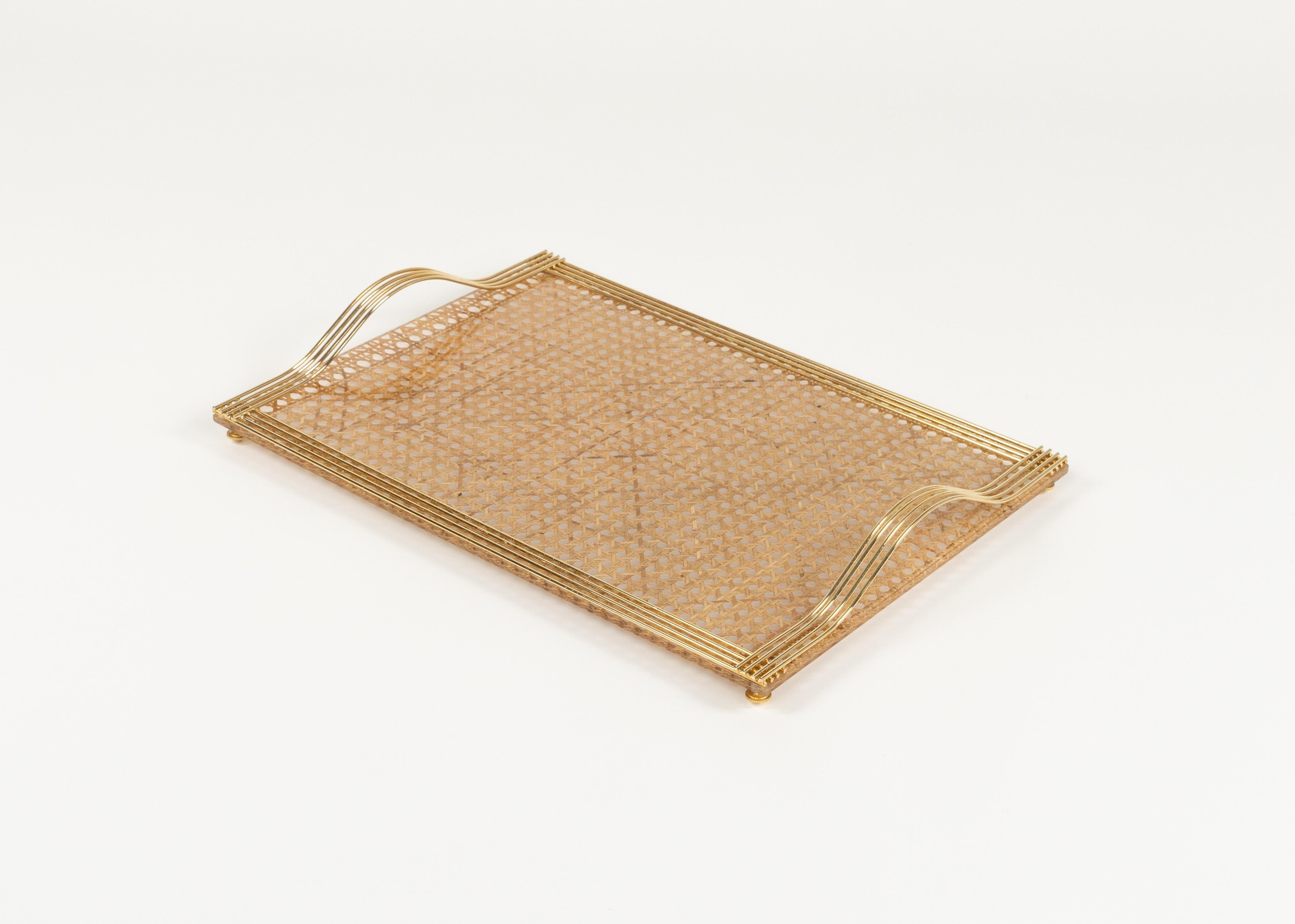 Serviertablett aus Lucite, Rattan und Messing im Christian Dior-Stil, Italien 1970er Jahre (Italienisch) im Angebot