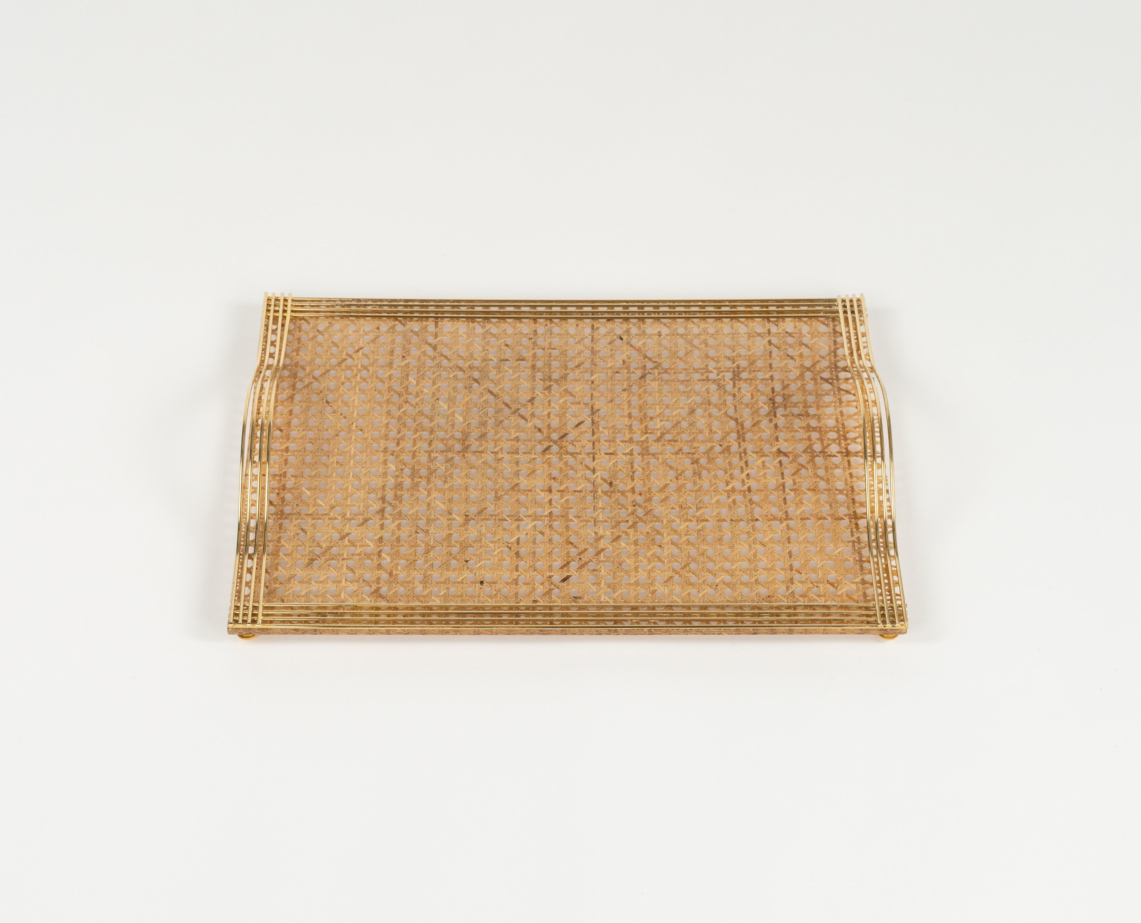 Serviertablett aus Lucite, Rattan und Messing im Christian Dior-Stil, Italien 1970er Jahre (Ende des 20. Jahrhunderts) im Angebot
