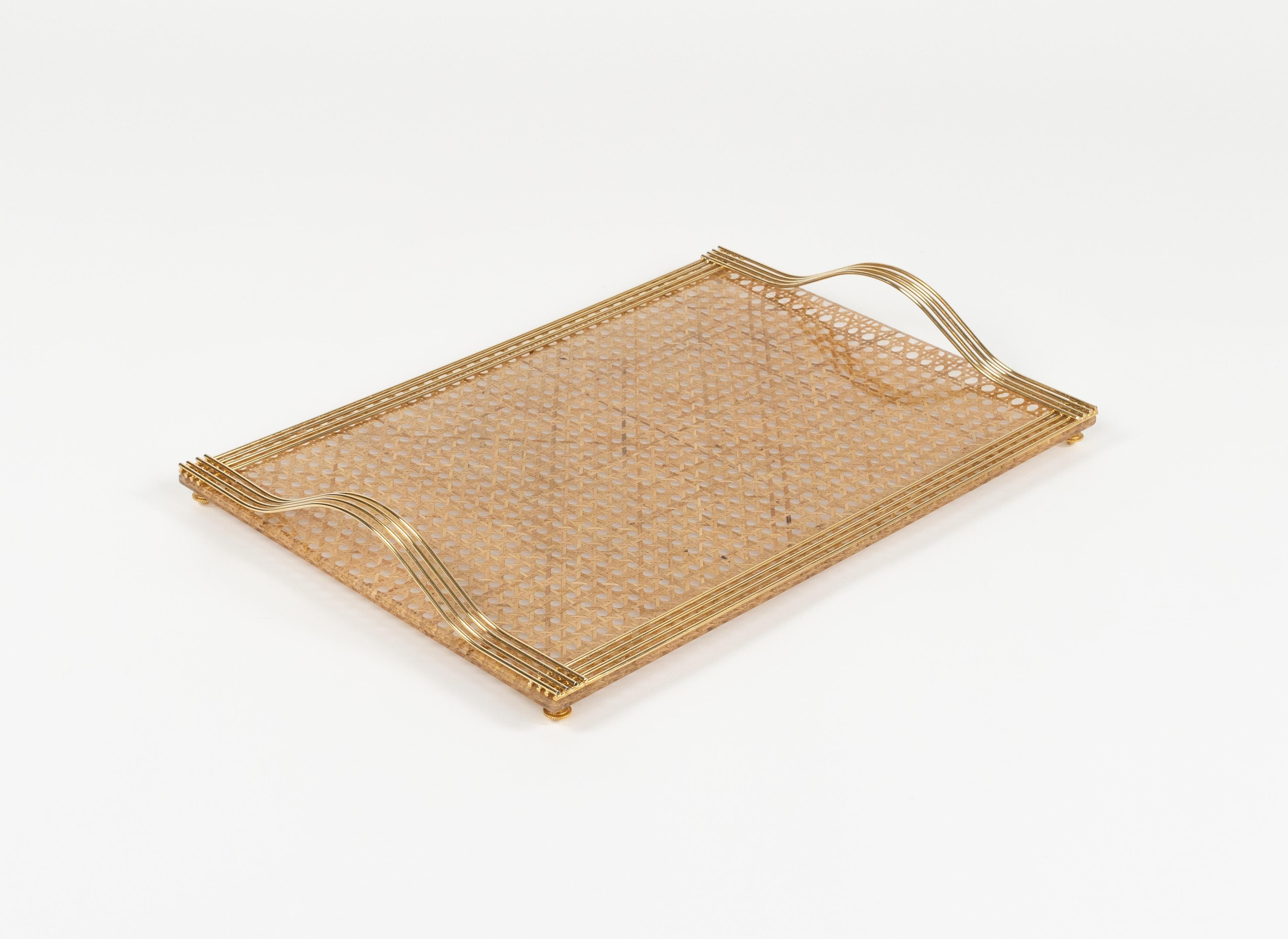 Serviertablett aus Lucite, Rattan und Messing im Christian Dior-Stil, Italien 1970er Jahre (Metall) im Angebot