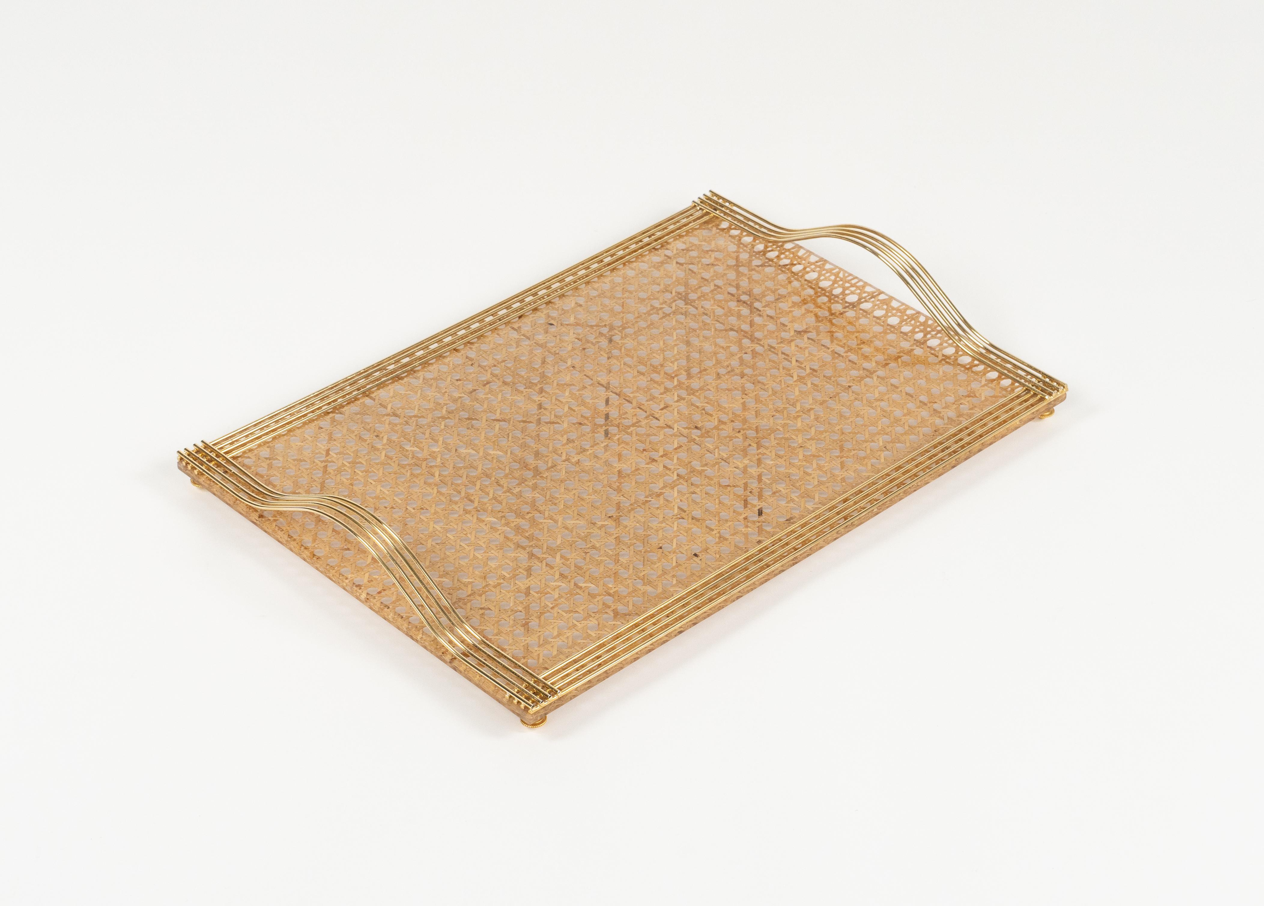 Serviertablett aus Lucite, Rattan und Messing im Christian Dior-Stil, Italien 1970er Jahre im Angebot 1