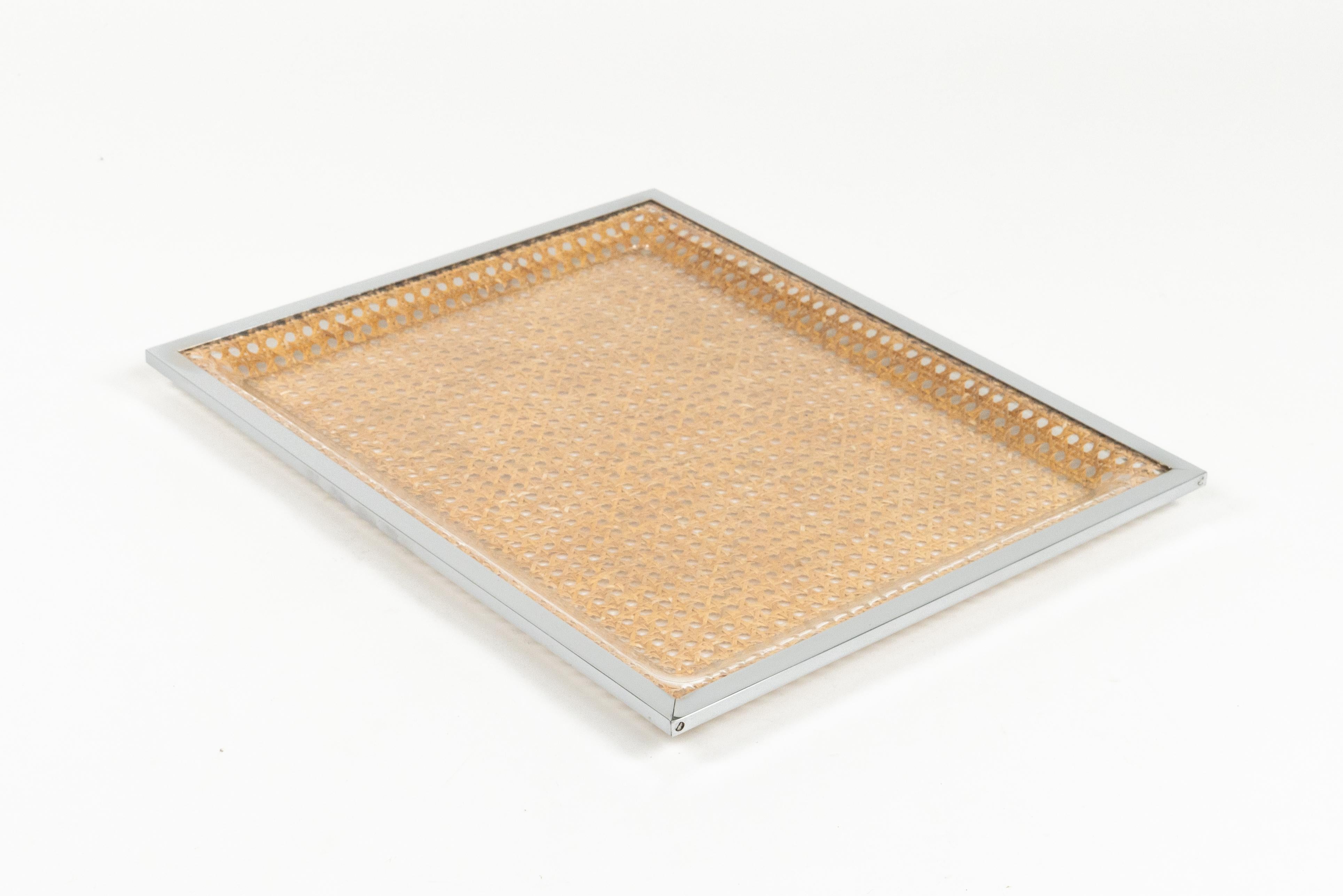 Serviertablett aus Lucite, Rattan und Chrom im Christian Dior-Stil, Italien 1970er Jahre im Angebot 3