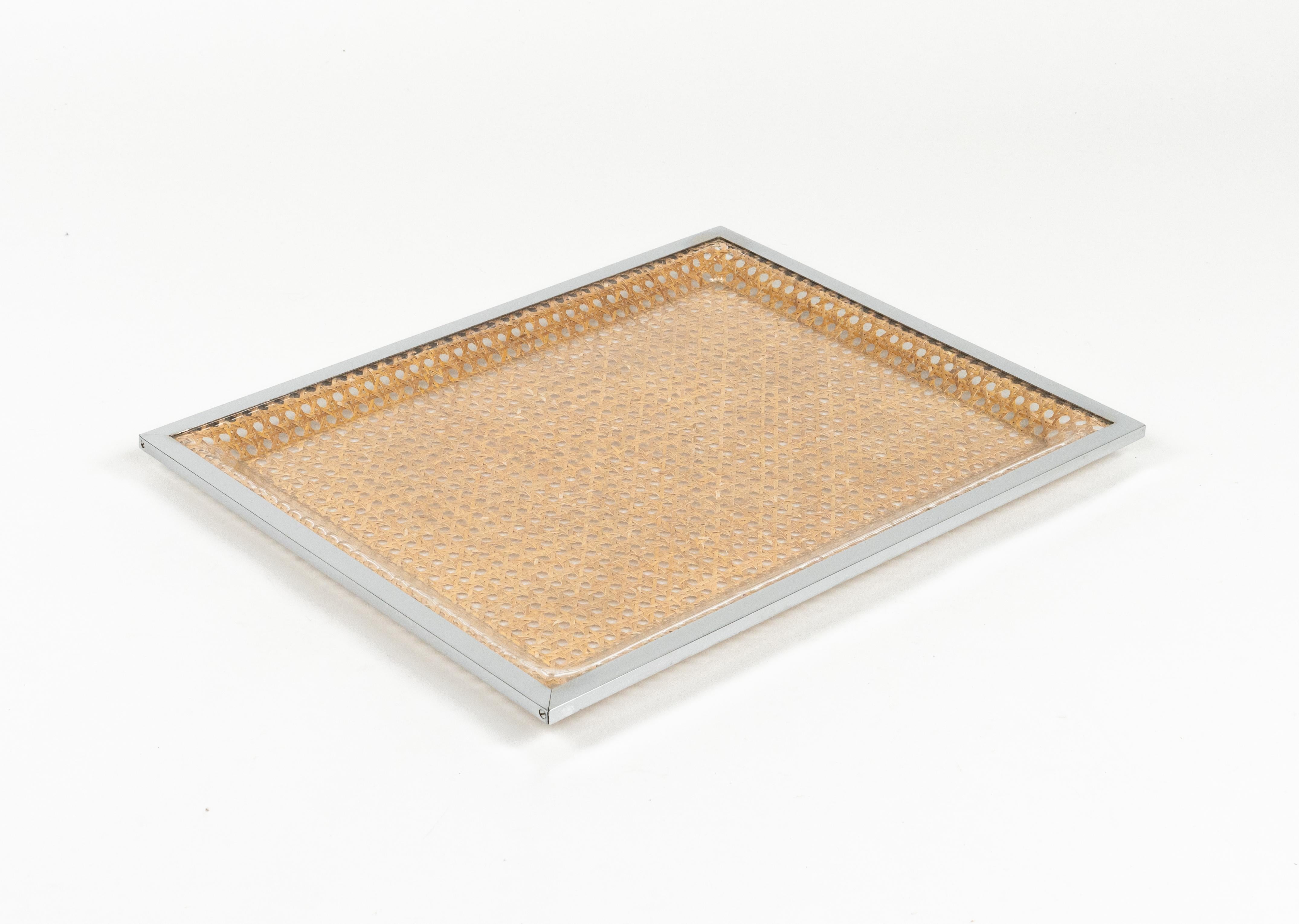 Wunderschönes, rechteckiges Serviertablett aus Lucite, Rattan und Chrom im Stil von Christian Dior Home aus der Jahrhundertmitte.

Hergestellt in Italien in den 1970er Jahren.

Dieser Artikel ist eine wunderbare Ergänzung für jedes moderne Haus.
