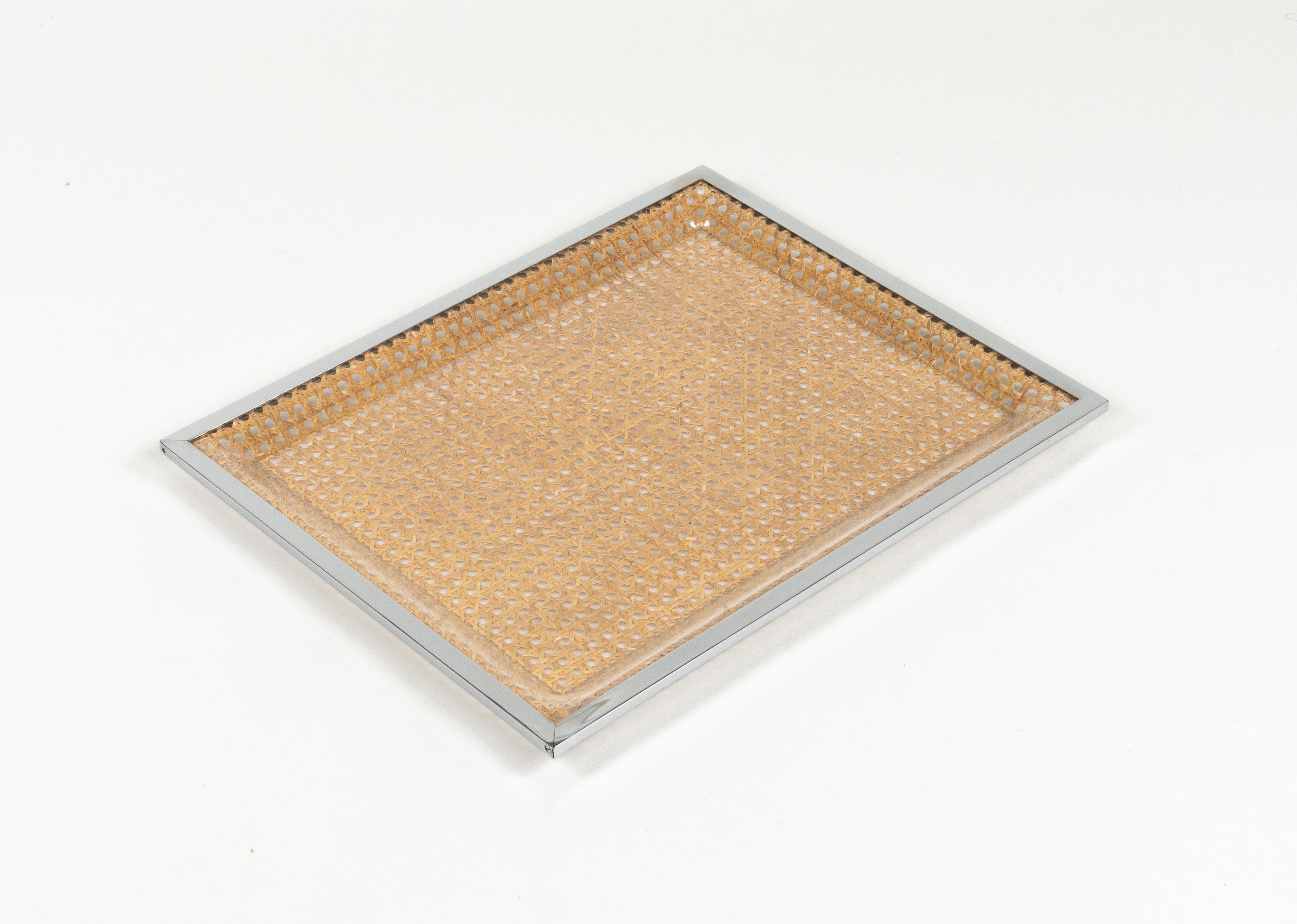 Serviertablett aus Lucite, Rattan und Chrom im Christian Dior-Stil, Italien 1970er Jahre (Moderne der Mitte des Jahrhunderts) im Angebot