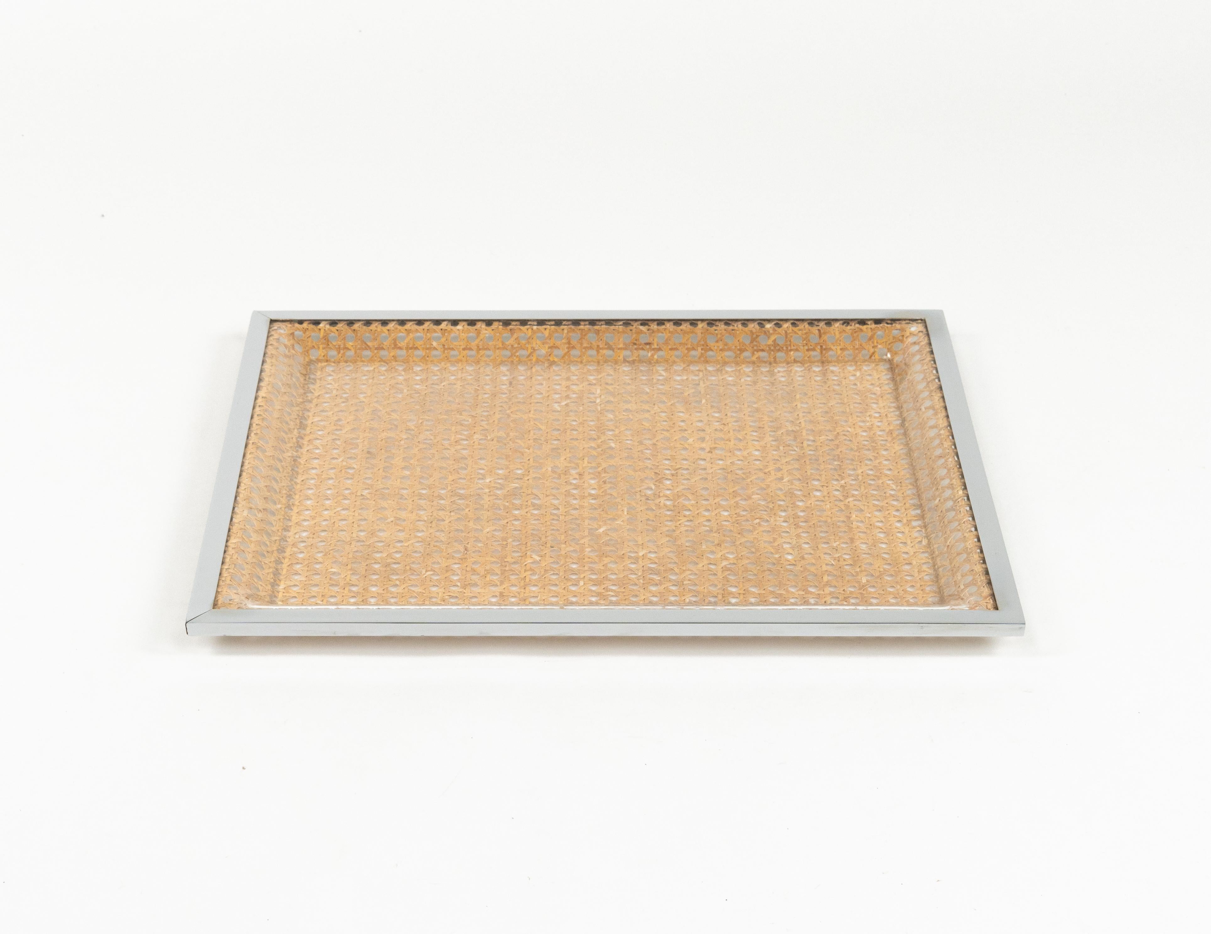 Serviertablett aus Lucite, Rattan und Chrom im Christian Dior-Stil, Italien 1970er Jahre (Italienisch) im Angebot