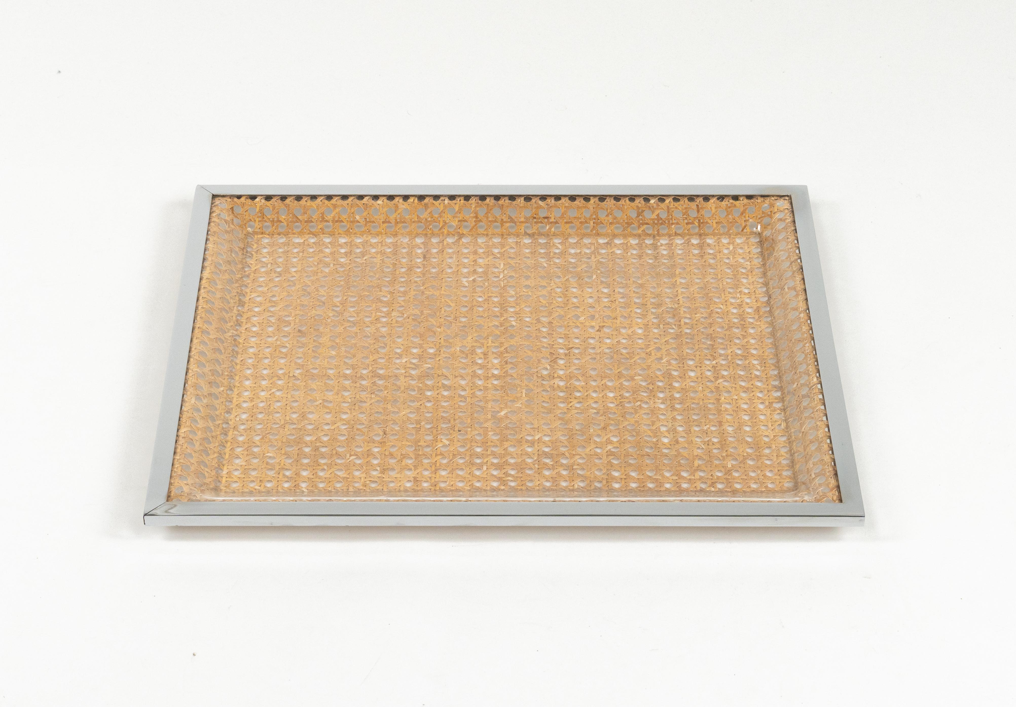 Serviertablett aus Lucite, Rattan und Chrom im Christian Dior-Stil, Italien 1970er Jahre im Zustand „Gut“ im Angebot in Rome, IT