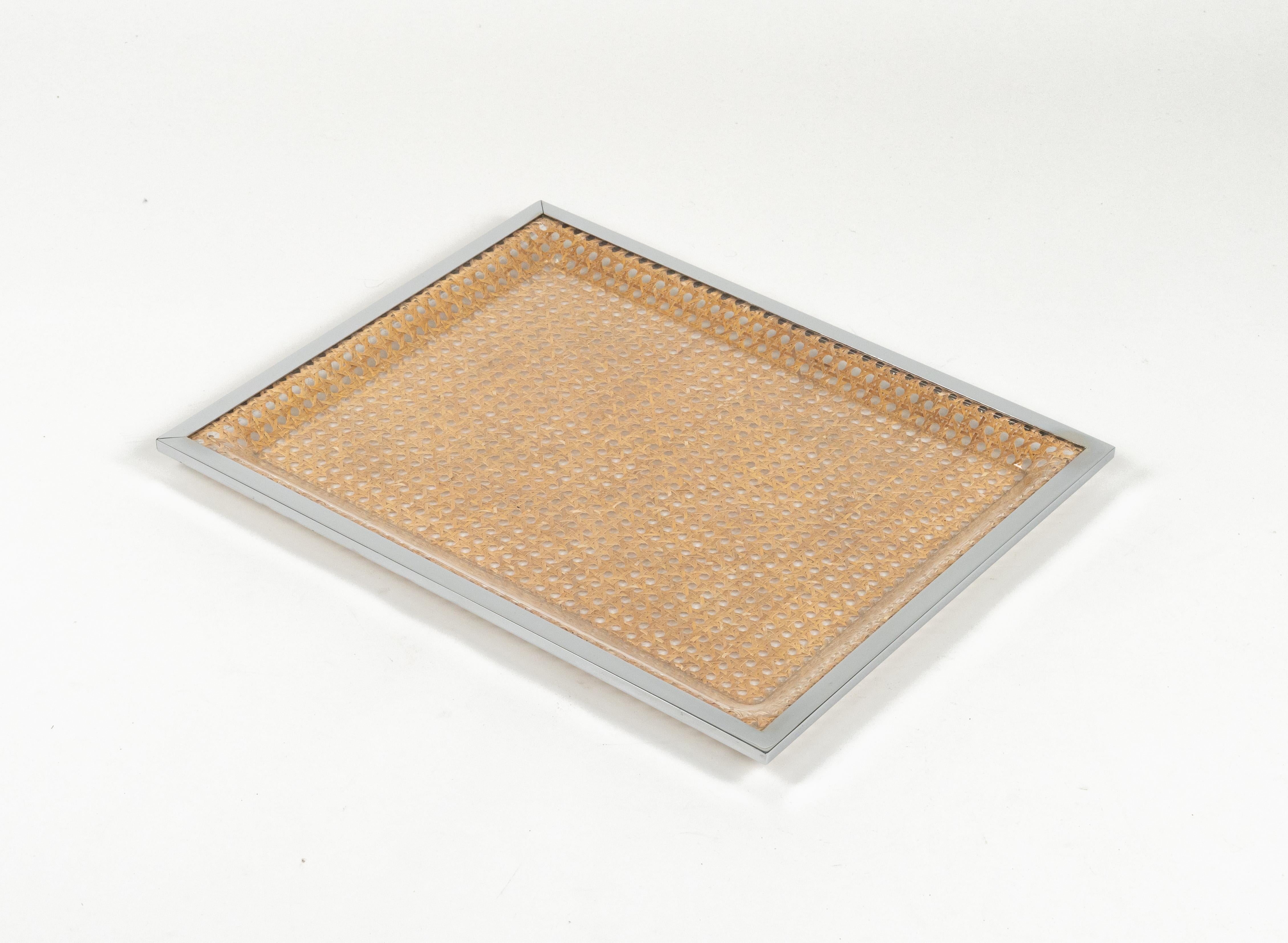Serviertablett aus Lucite, Rattan und Chrom im Christian Dior-Stil, Italien 1970er Jahre (Ende des 20. Jahrhunderts) im Angebot
