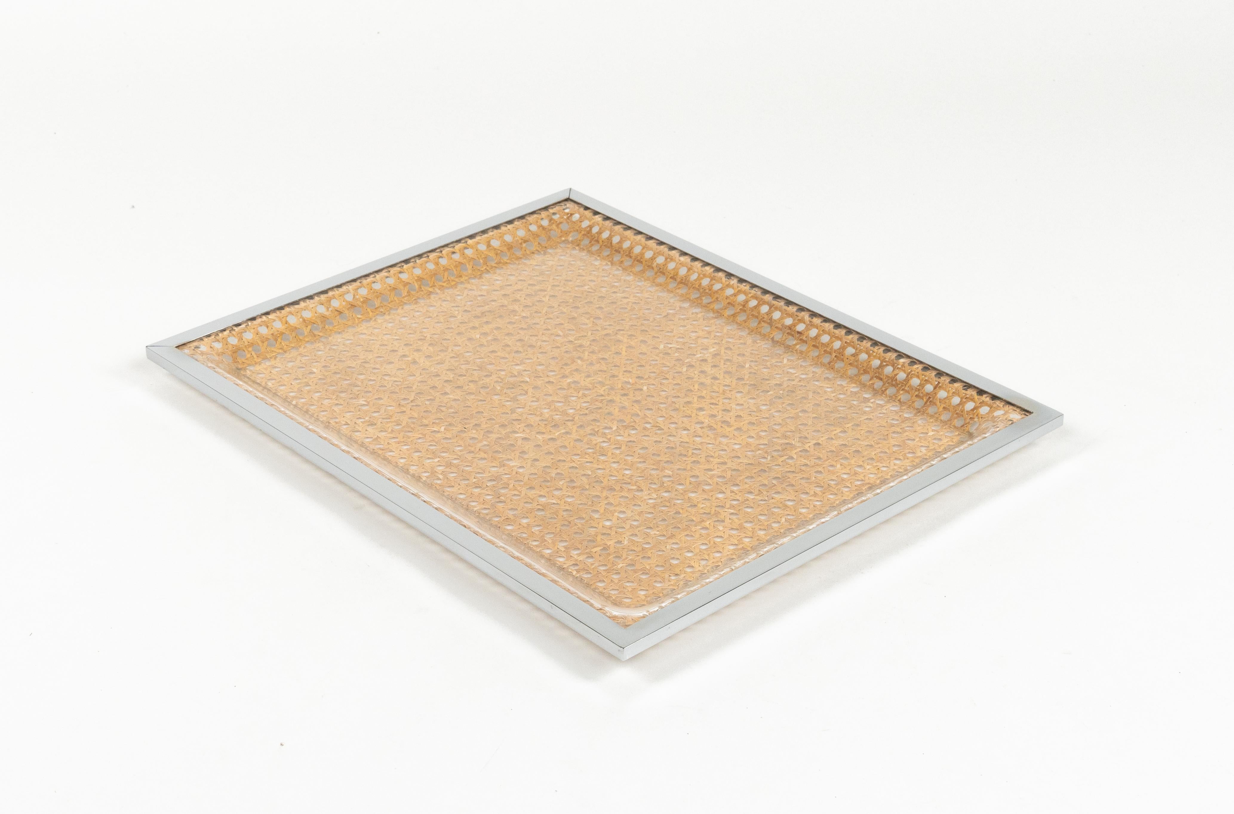 Serviertablett aus Lucite, Rattan und Chrom im Christian Dior-Stil, Italien 1970er Jahre (Metall) im Angebot