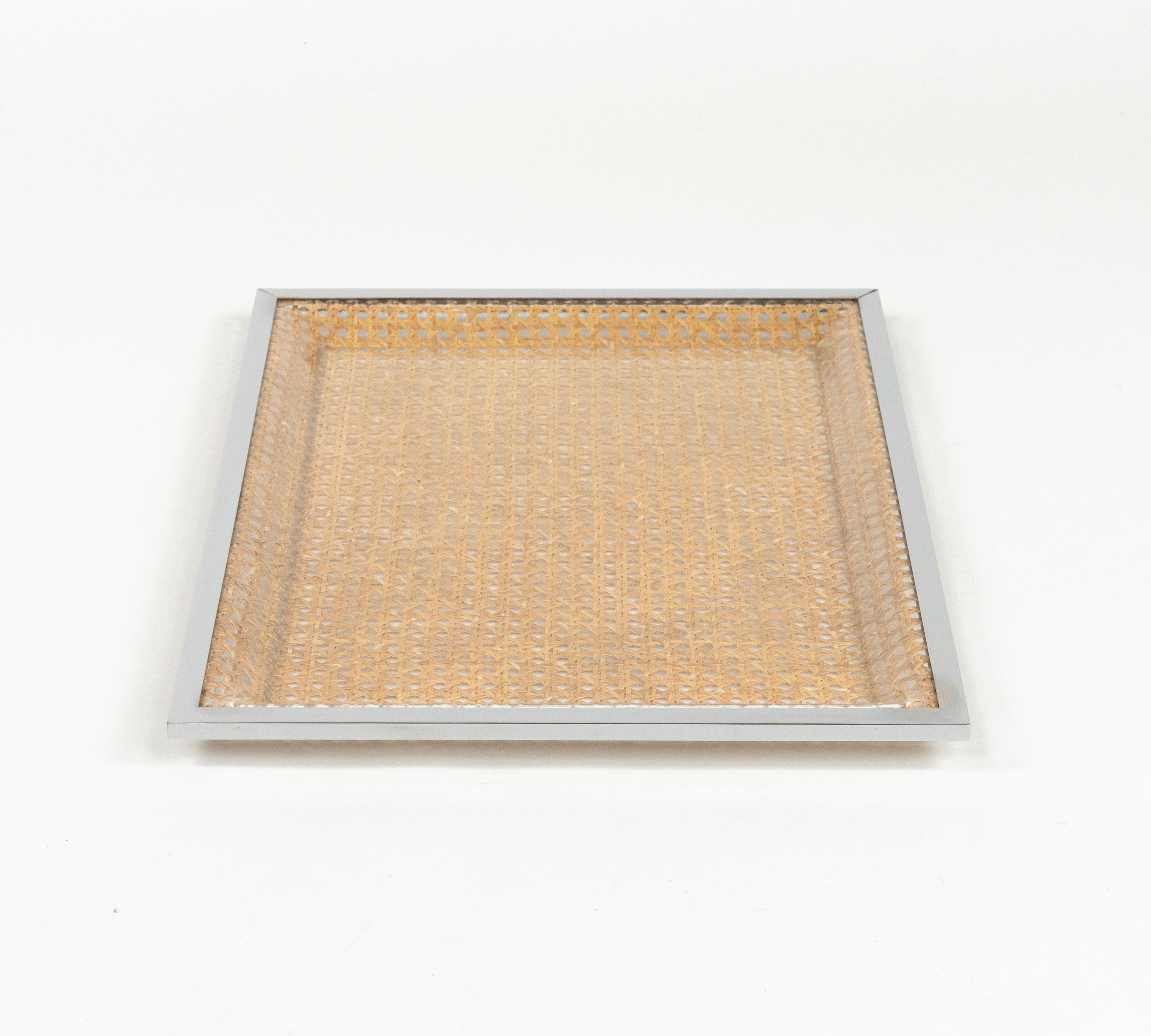 Serviertablett aus Lucite, Rattan und Chrom im Christian Dior-Stil, Italien 1970er Jahre im Angebot 1