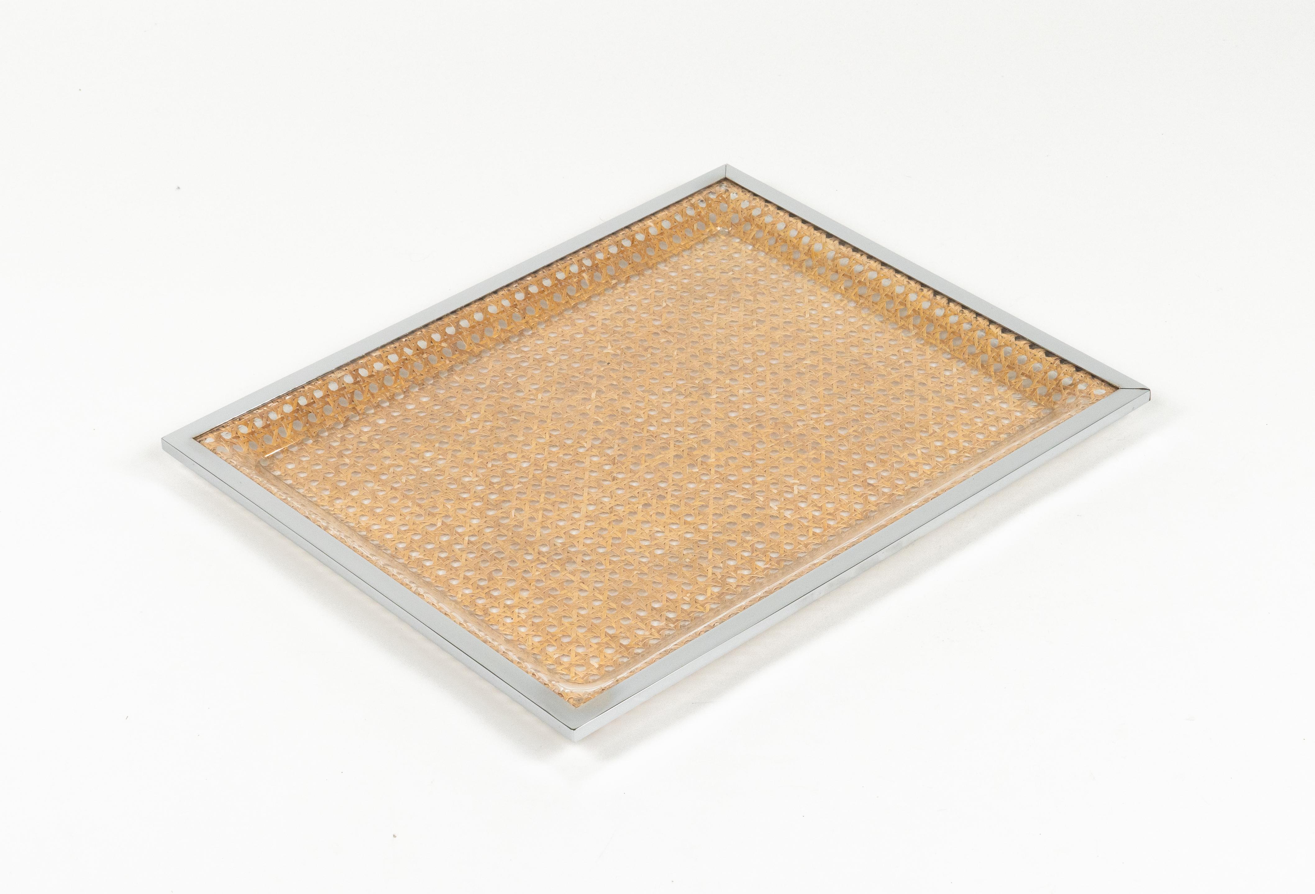 Serviertablett aus Lucite, Rattan und Chrom im Christian Dior-Stil, Italien 1970er Jahre im Angebot 2