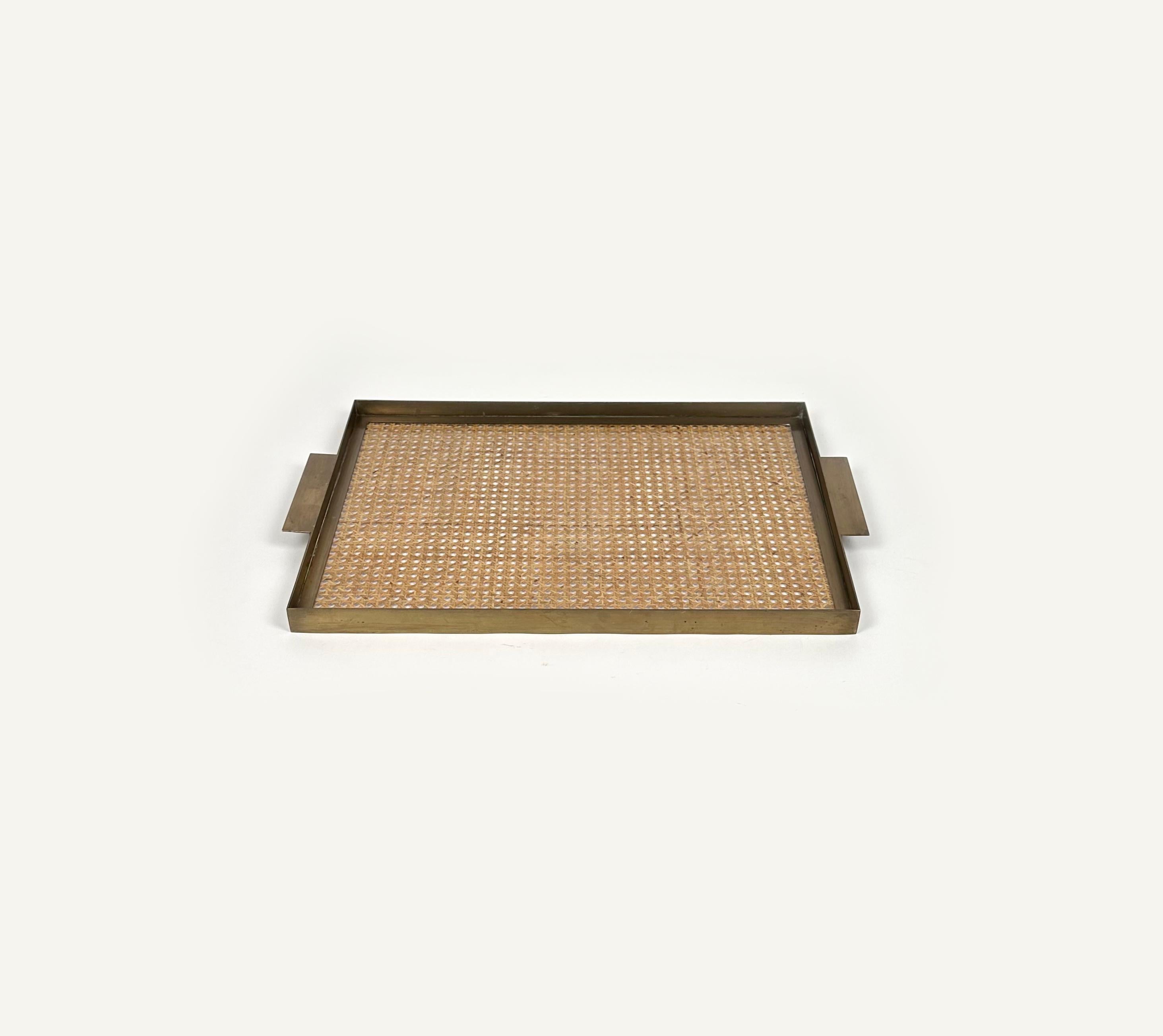 Midcentury beautiful rectangular with handles serving tray in lucite and rattan with brass border in the style of Christian Dior.

Made in Italy in the 1970s.

Great accessory for any modern interior.
