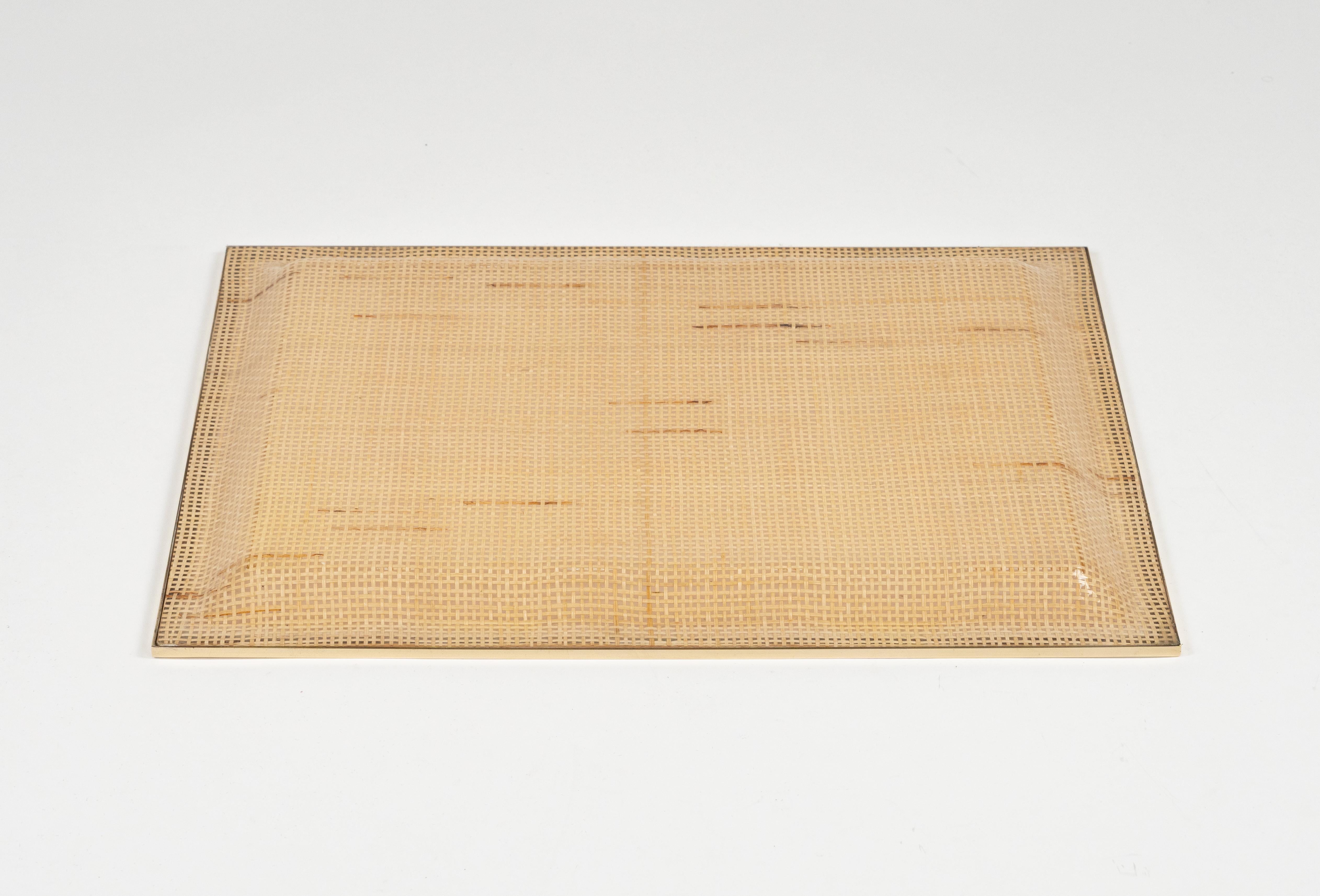 Serviertablett aus Lucite, Korbweide und Messing im Christian Dior Home Style, Italien 1970er Jahre im Angebot 3