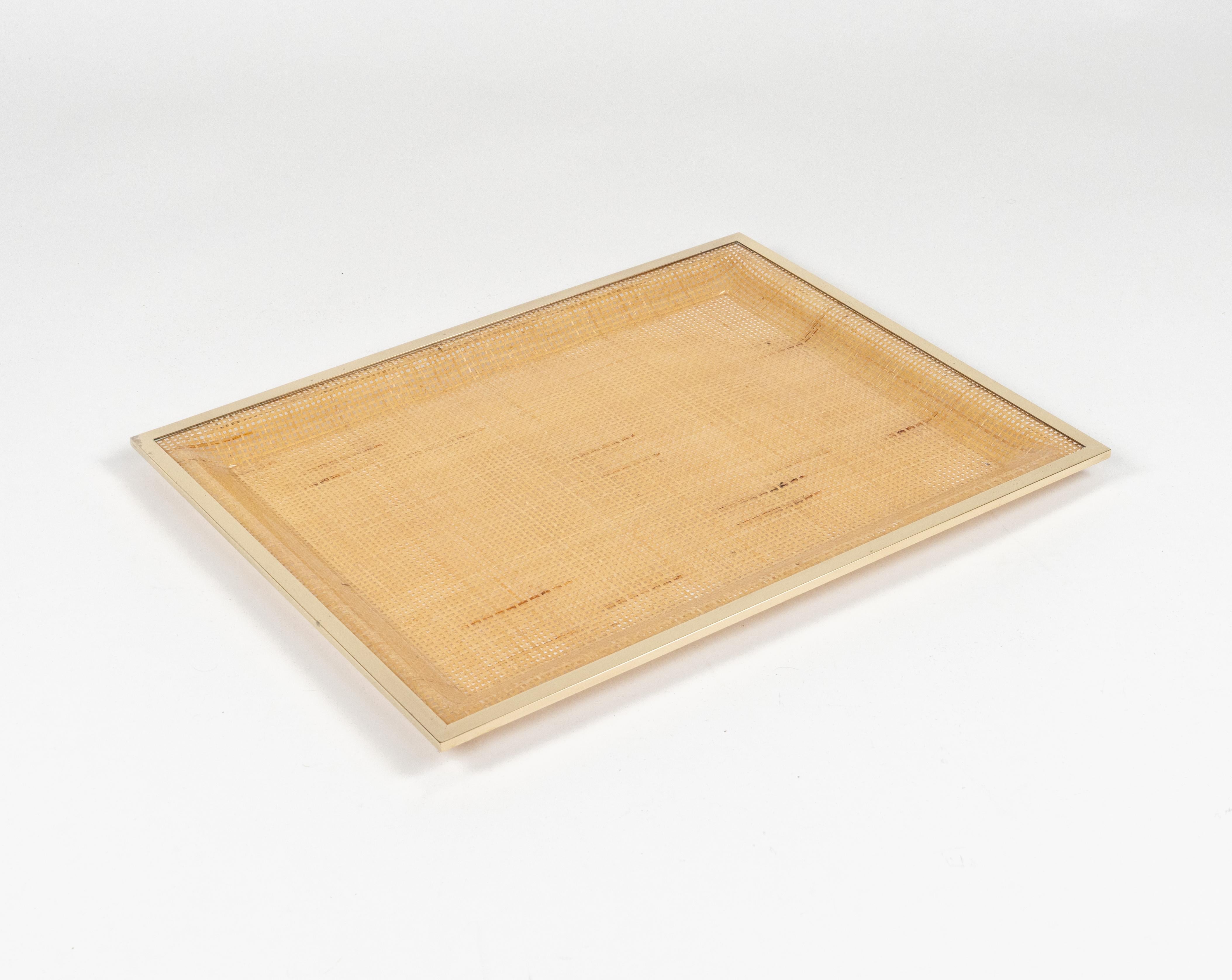 Wunderschönes rechteckiges Serviertablett aus Lucit, Korb und Messing im Stil von Christian Dior Home aus der Jahrhundertmitte.   

Hergestellt in Italien in den 1970er Jahren.   

Dieser Artikel ist eine wunderbare Ergänzung für jedes moderne Haus.