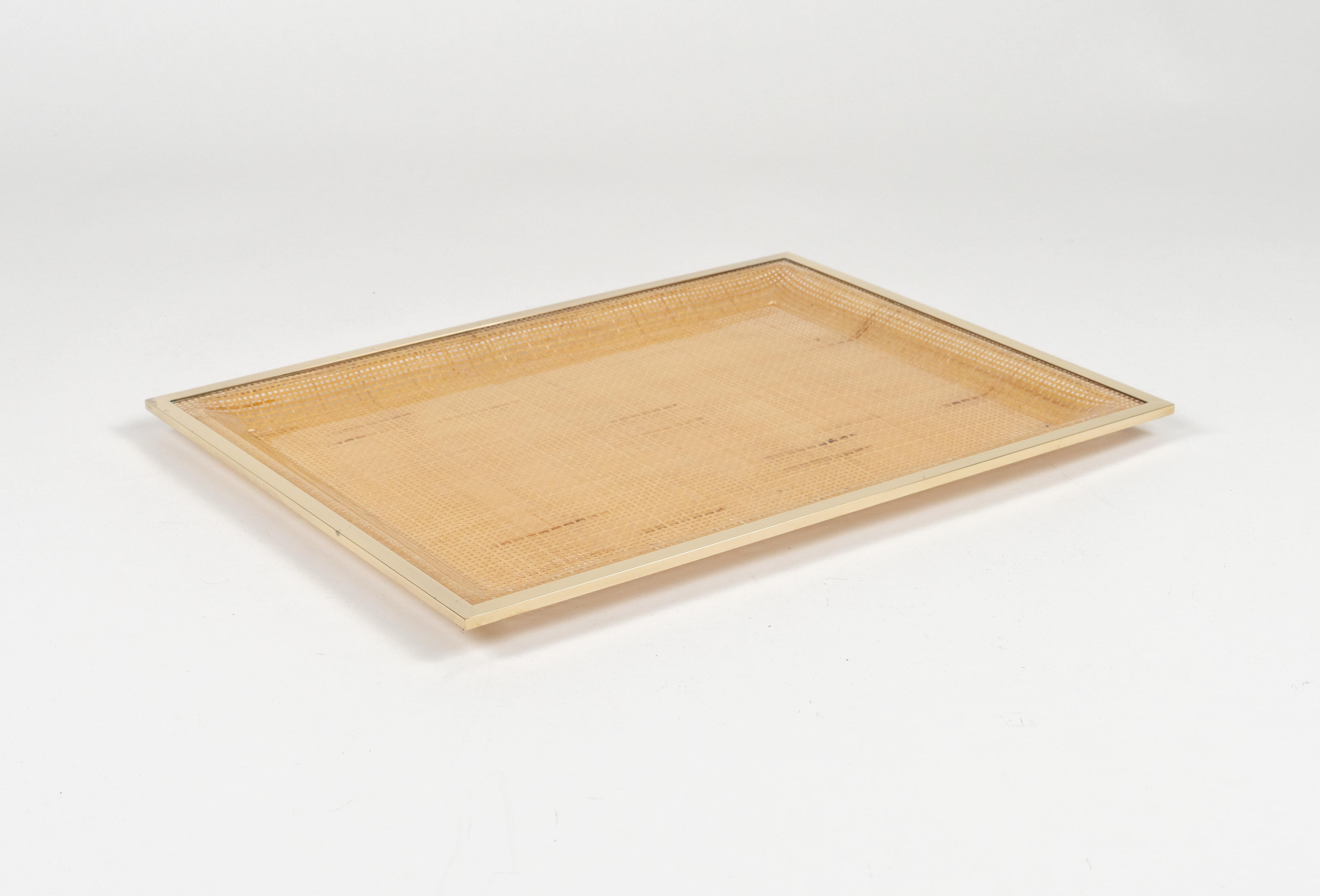 Serviertablett aus Lucite, Korbweide und Messing im Christian Dior Home Style, Italien 1970er Jahre (Moderne der Mitte des Jahrhunderts) im Angebot