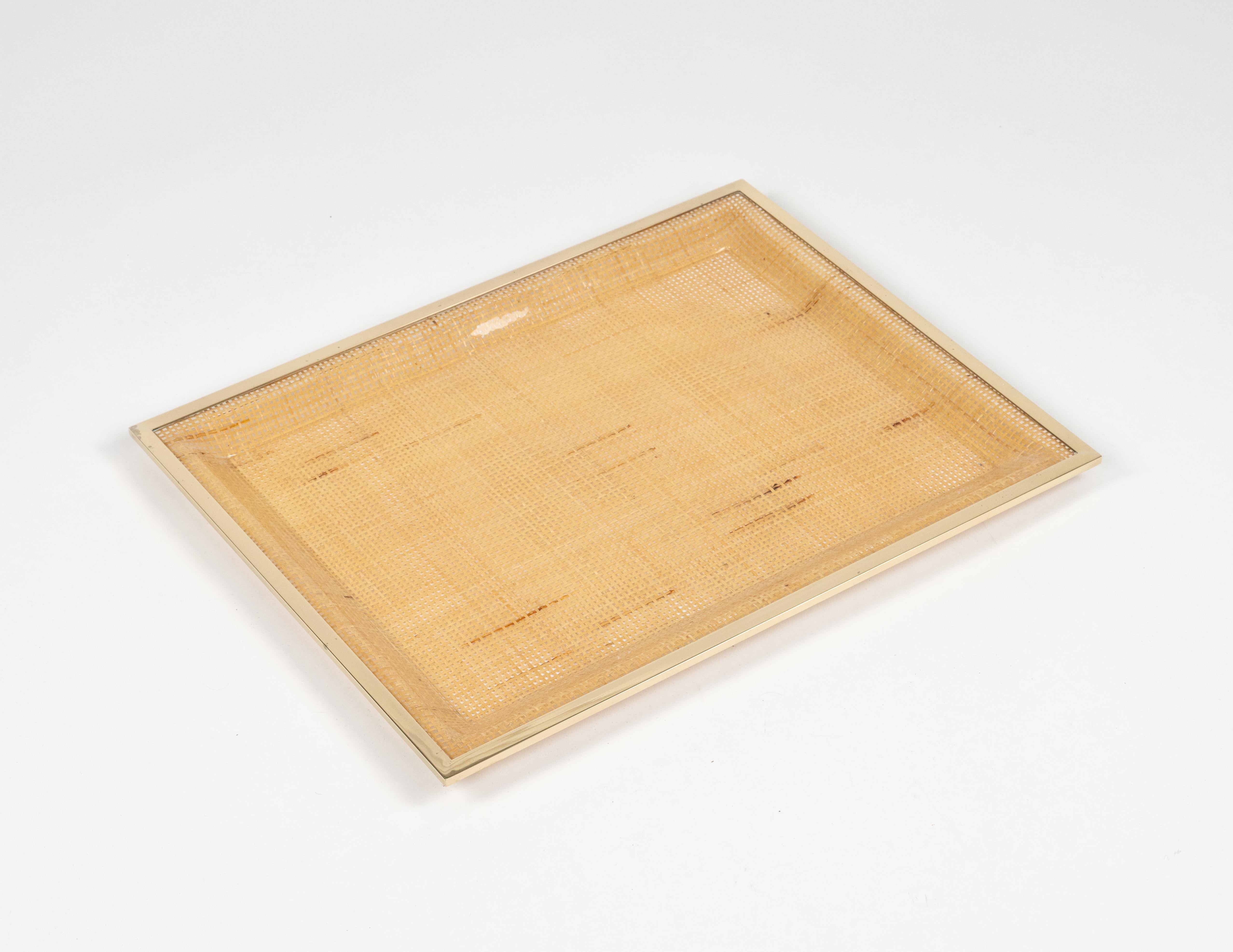 Serviertablett aus Lucite, Korbweide und Messing im Christian Dior Home Style, Italien 1970er Jahre (Italienisch) im Angebot