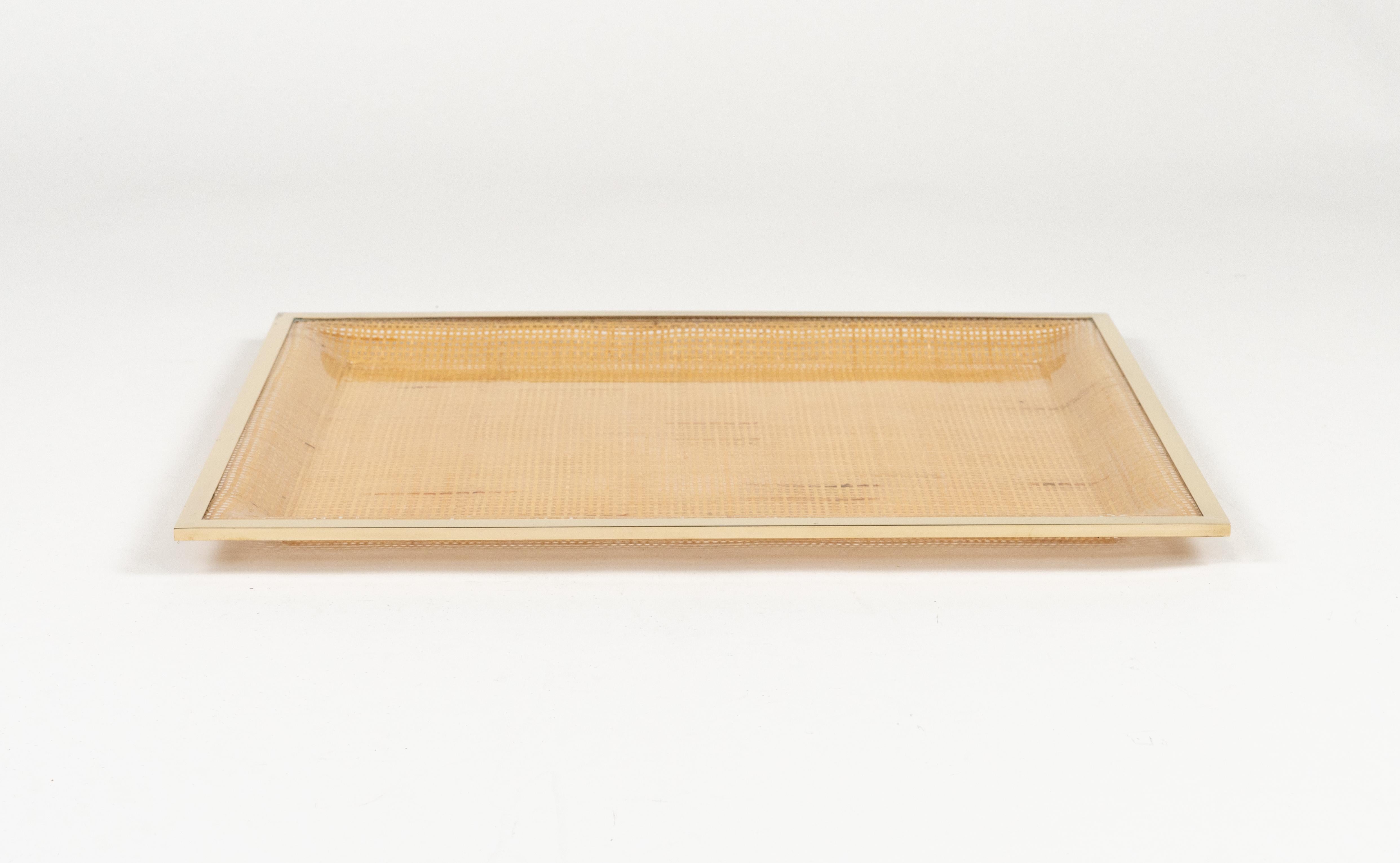 Serviertablett aus Lucite, Korbweide und Messing im Christian Dior Home Style, Italien 1970er Jahre im Zustand „Gut“ im Angebot in Rome, IT