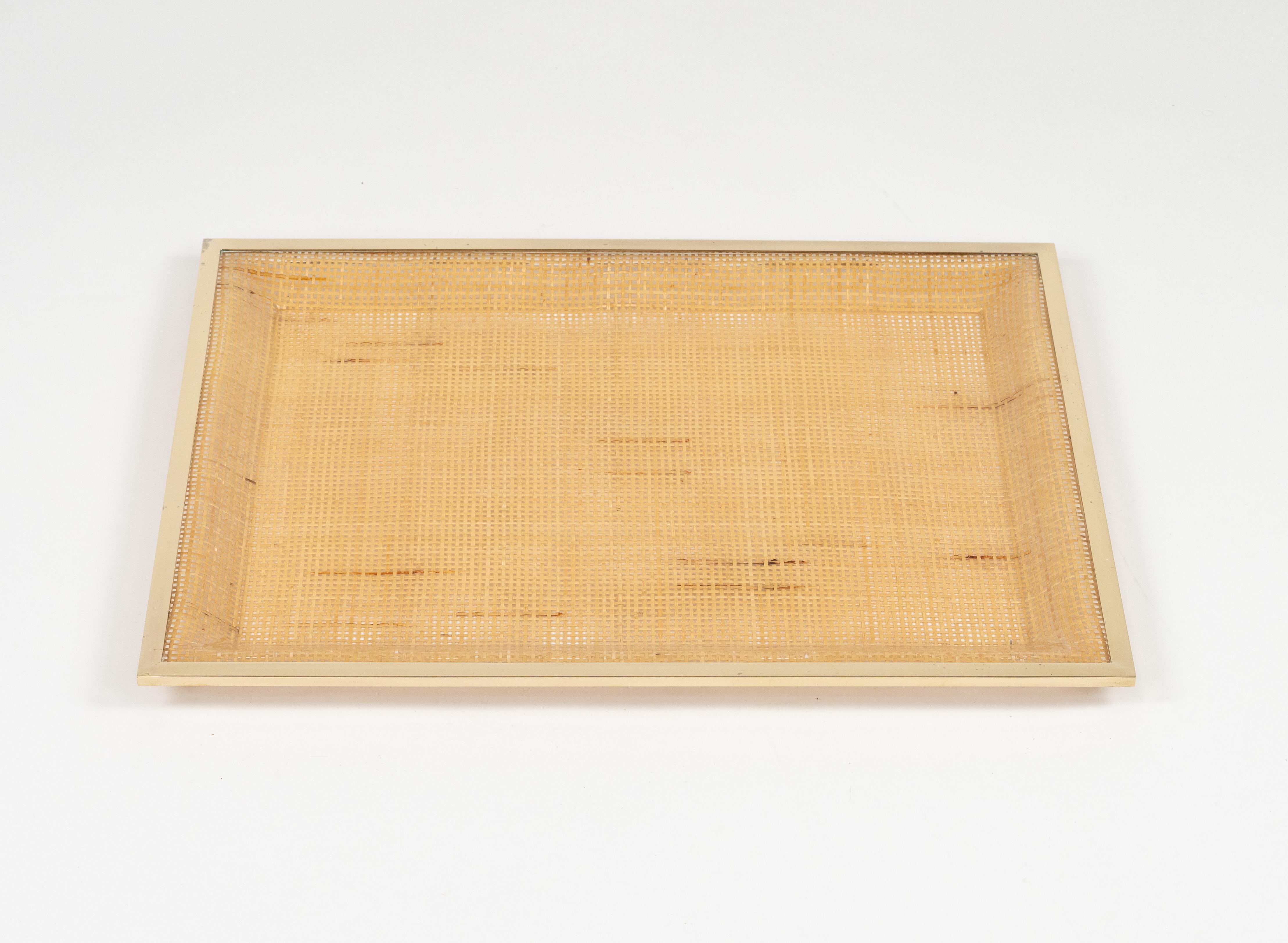 Serviertablett aus Lucite, Korbweide und Messing im Christian Dior Home Style, Italien 1970er Jahre (Ende des 20. Jahrhunderts) im Angebot