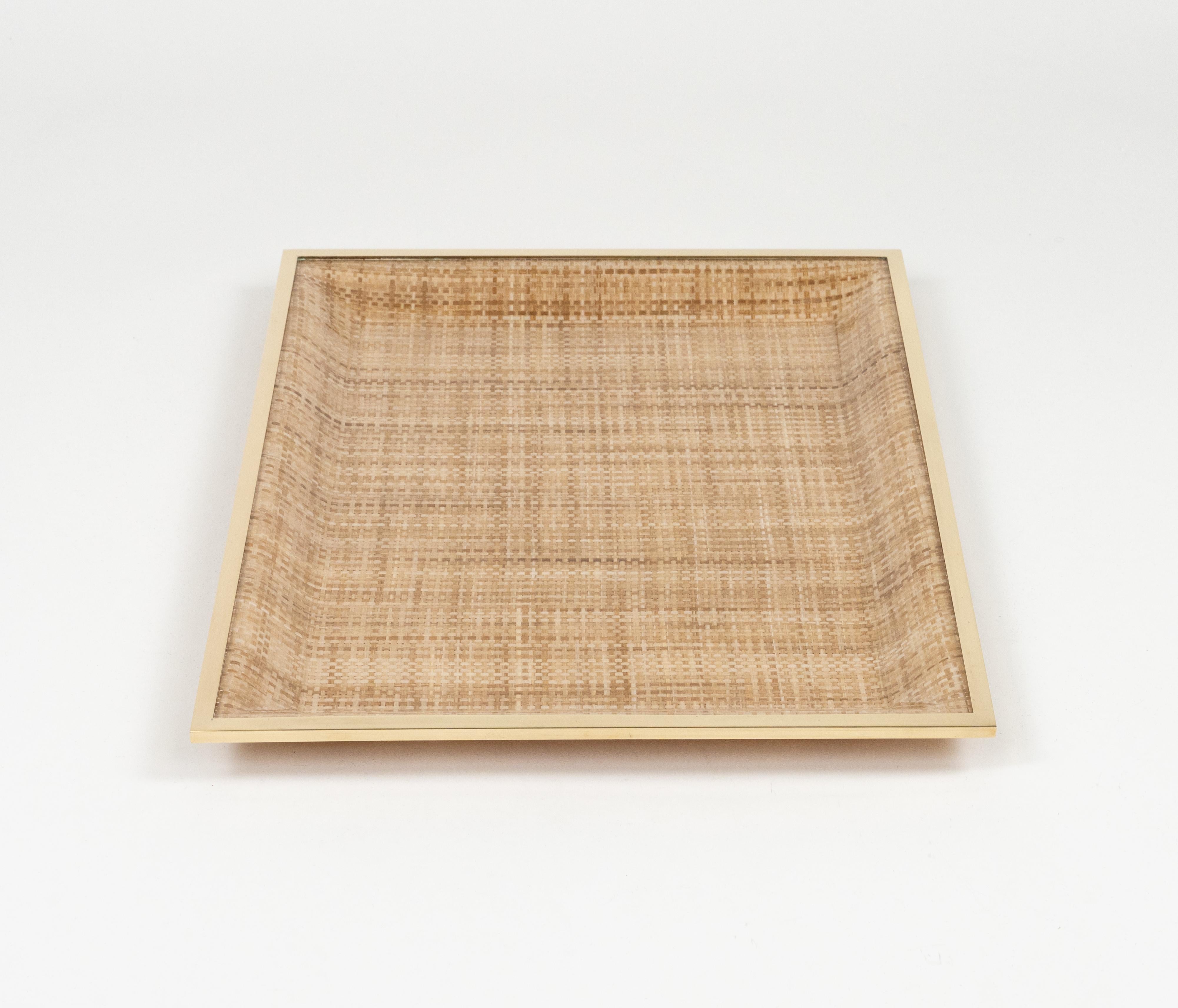 Serviertablett aus Lucite, Korbweide und Messing im Christian Dior Home Style, Italien 1970er Jahre im Angebot 2