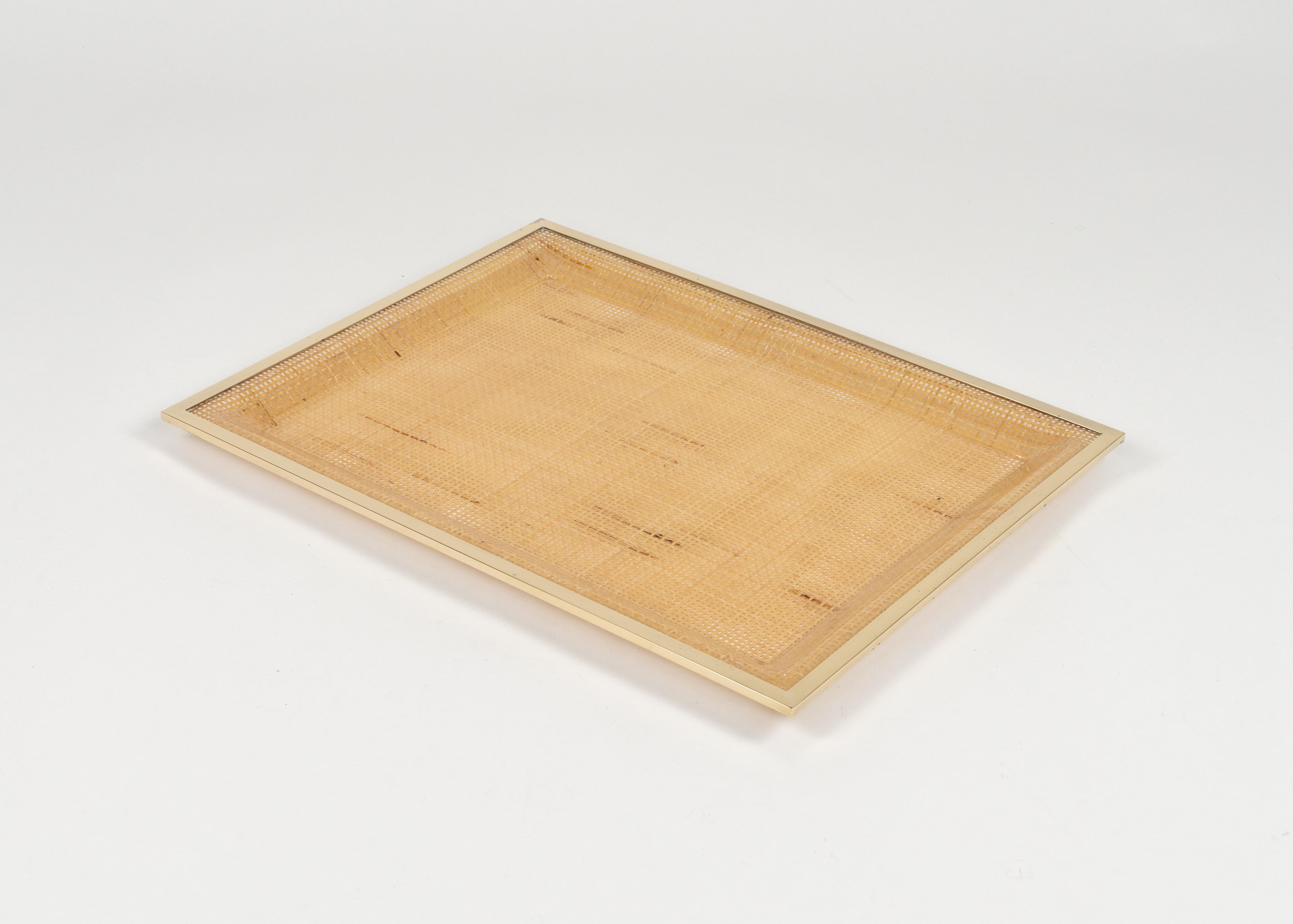 Serviertablett aus Lucite, Korbweide und Messing im Christian Dior Home Style, Italien 1970er Jahre im Angebot 2