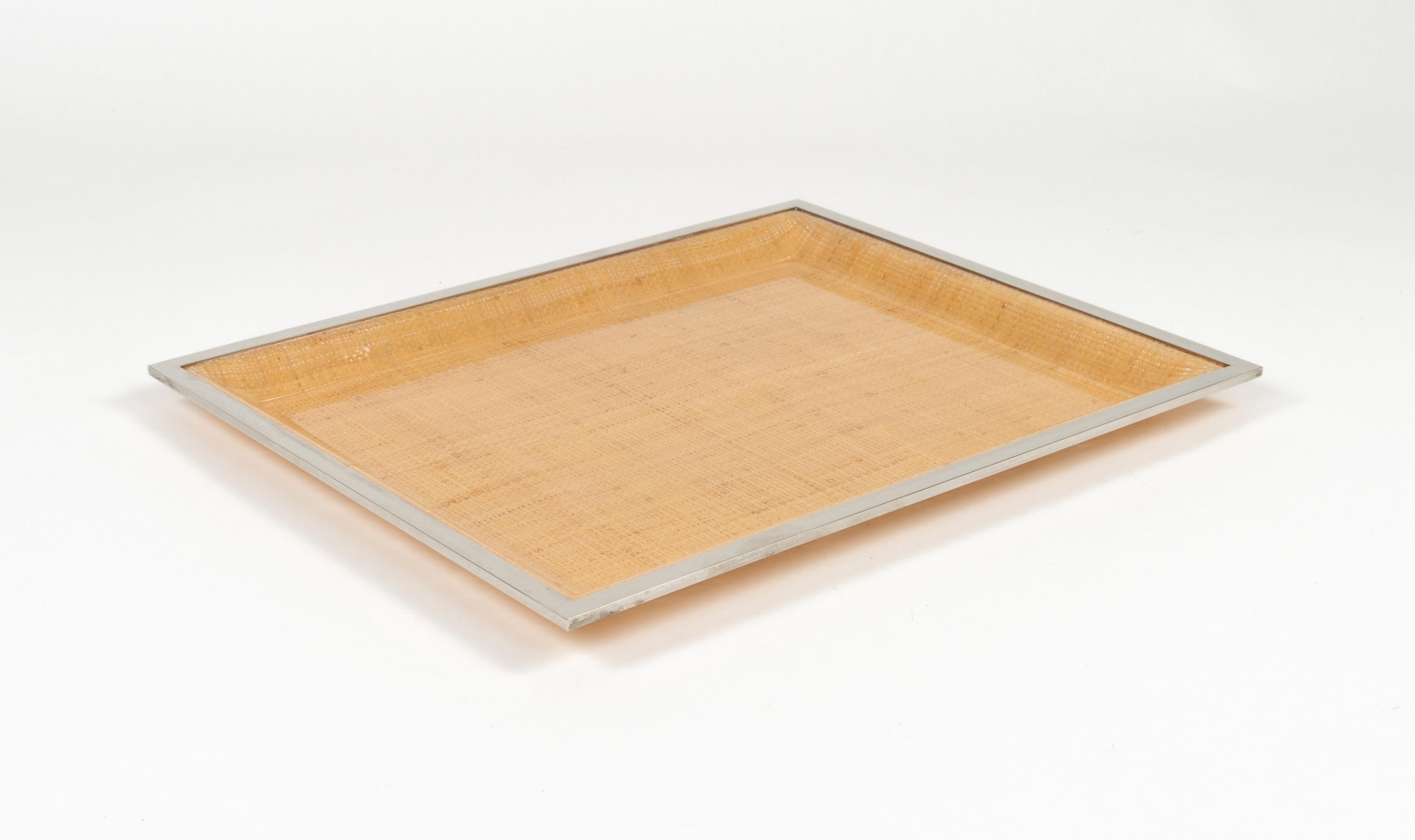 Maravillosa bandeja rectangular de mediados de siglo en lucita, mimbre y cromo al estilo de Christian Dior Home.   

Fabricado en Italia en la década de 1970.   

Este artículo es un magnífico complemento para cualquier hogar moderno.