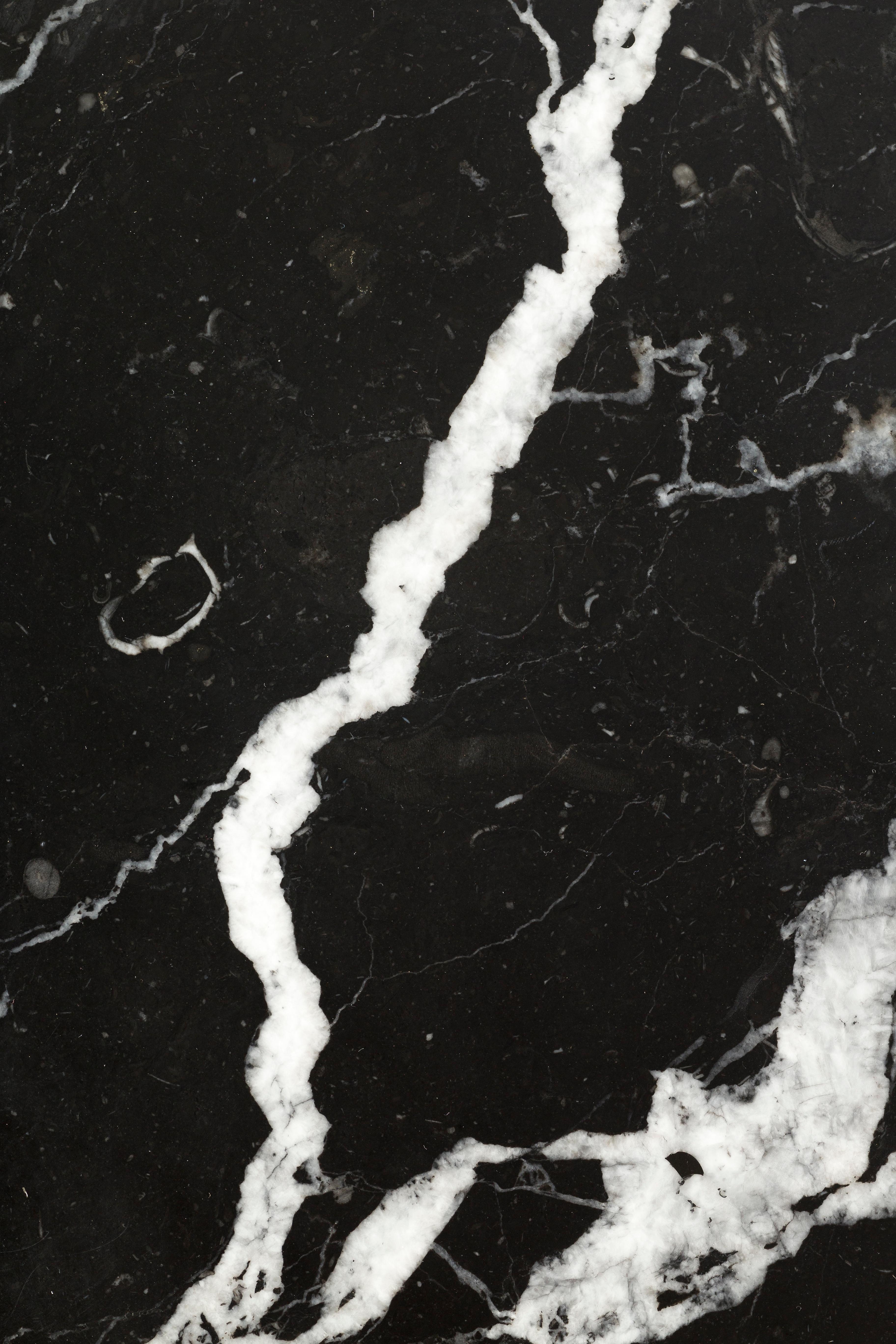 XXIe siècle et contemporain Nouveau plateau de service moderne en marbre Nero et blanc, créateur Matteo Cibic, en stock  en vente