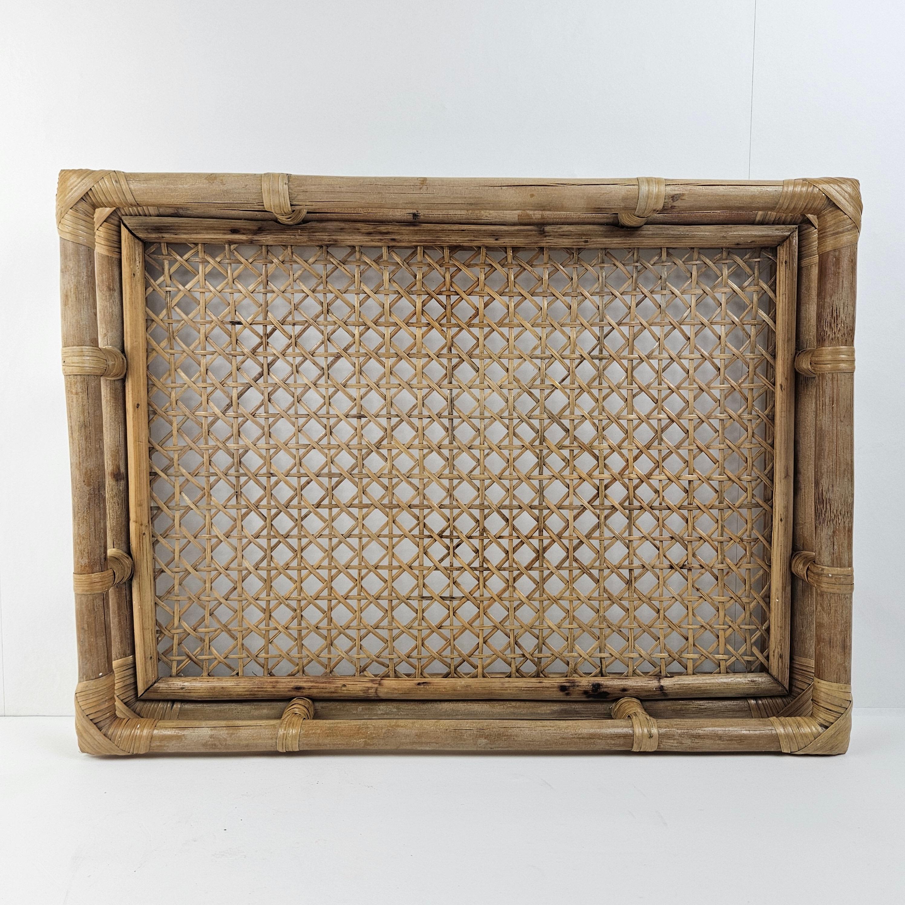Wunderschönes italienisches Serviertablett aus der Jahrhundertmitte.
Dieses erstaunliche Tablett wurde in den 70er Jahren hergestellt.

Er ist aus Rattan und Weide gefertigt.

Wir arbeiten mit professionellen Packern und Spediteuren zusammen, wir