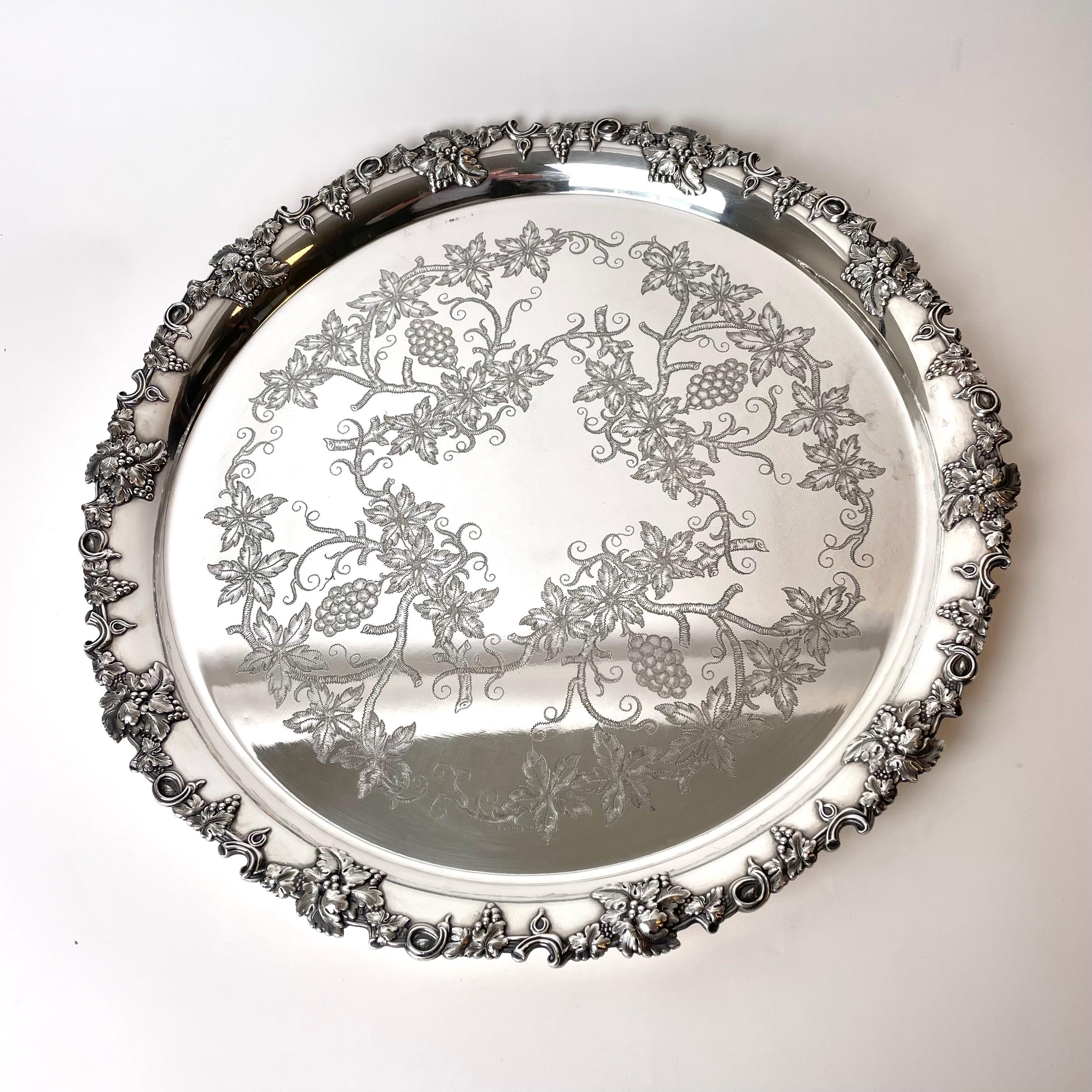 Suédois Plateau de service en métal argenté avec décoration de raisins par A.G Dufva, Suède en vente