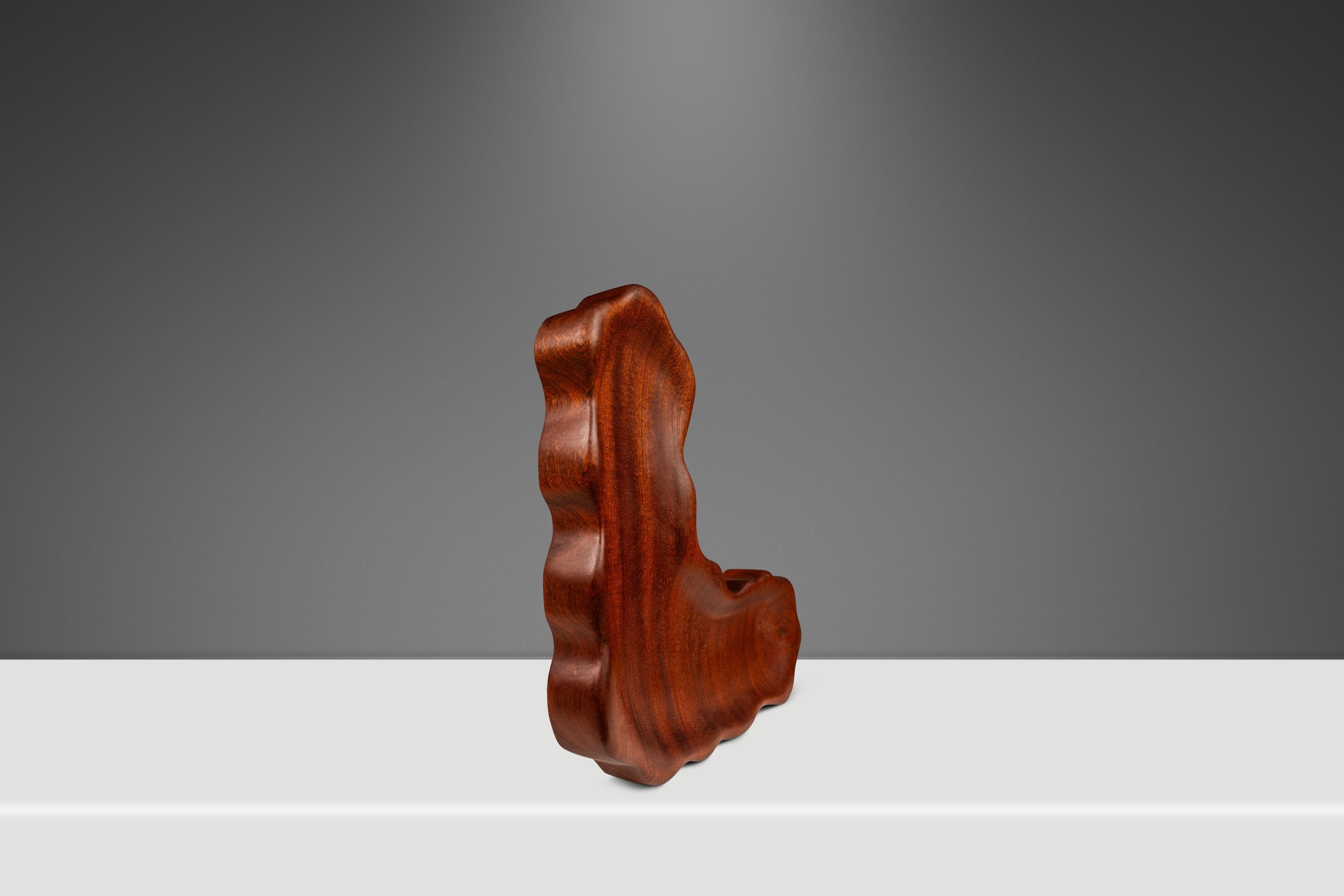 Serviertablett / Schlüsselanhänger in Sapele, Mark Leblanc, Leblanc Studios, USA,  2020's (Moderne der Mitte des Jahrhunderts) im Angebot