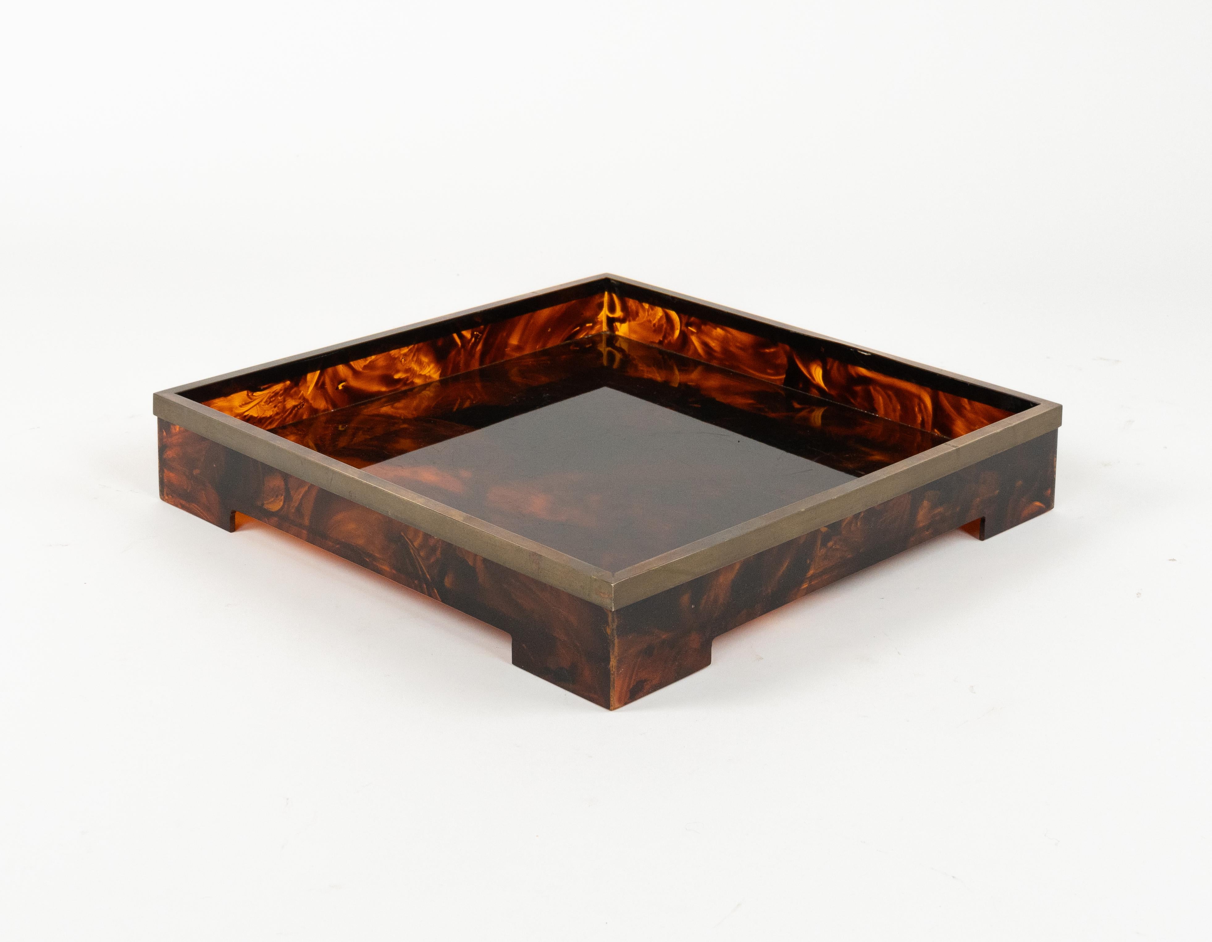 Vassoio da portata o centrotavola quadrato in lucite effetto tartaruga e ottone nello stile di Christian Dior Home.

Realizzato in Italia negli anni '70.

Si tratta di un vassoio o piatto iconico in lucite che stupirà i tuoi ospiti ed è perfetto per