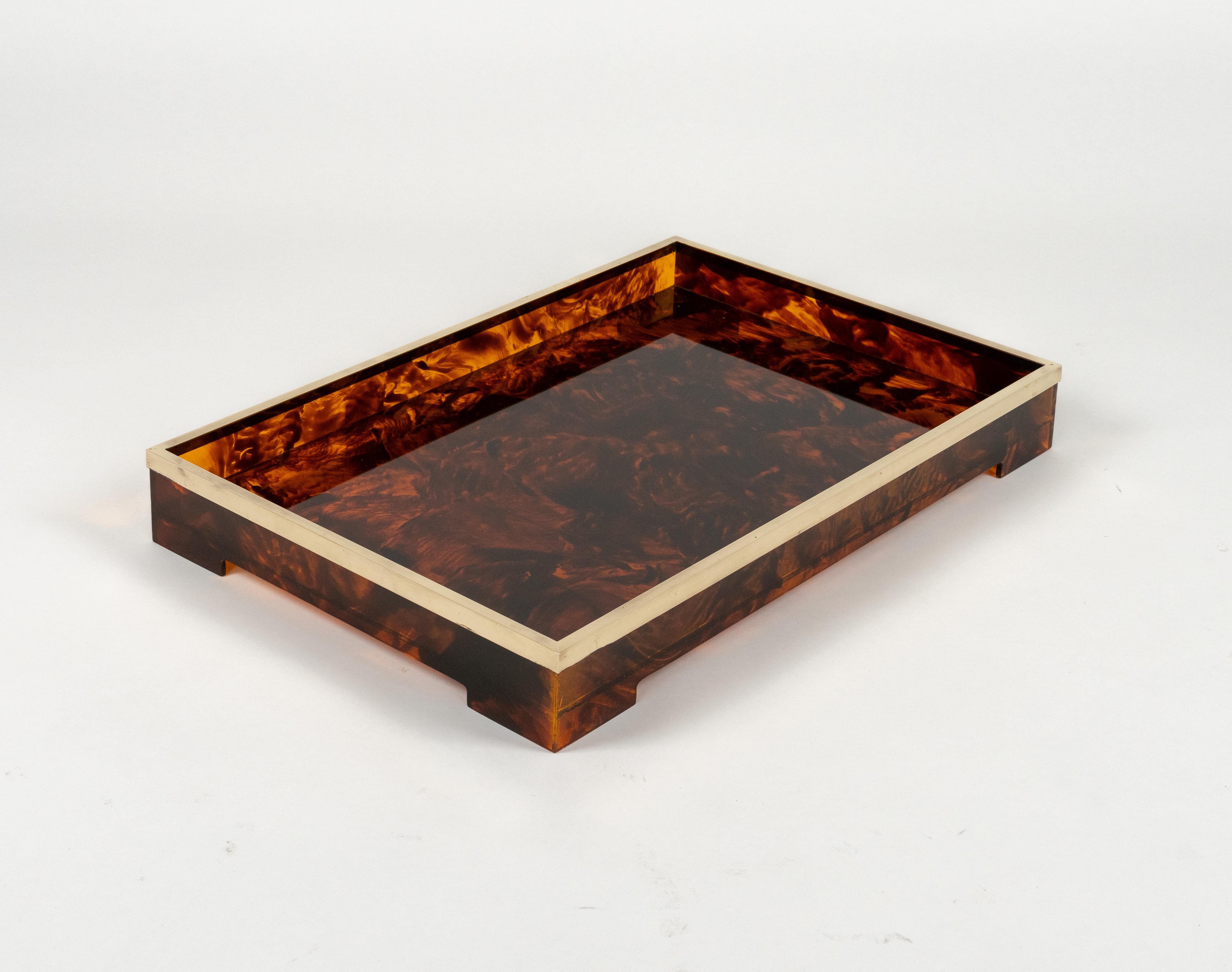 Bandeja para servir Lucite imitación carey y latón Estilo Christian Dior, Italia Años 70 Moderno de mediados de siglo en venta