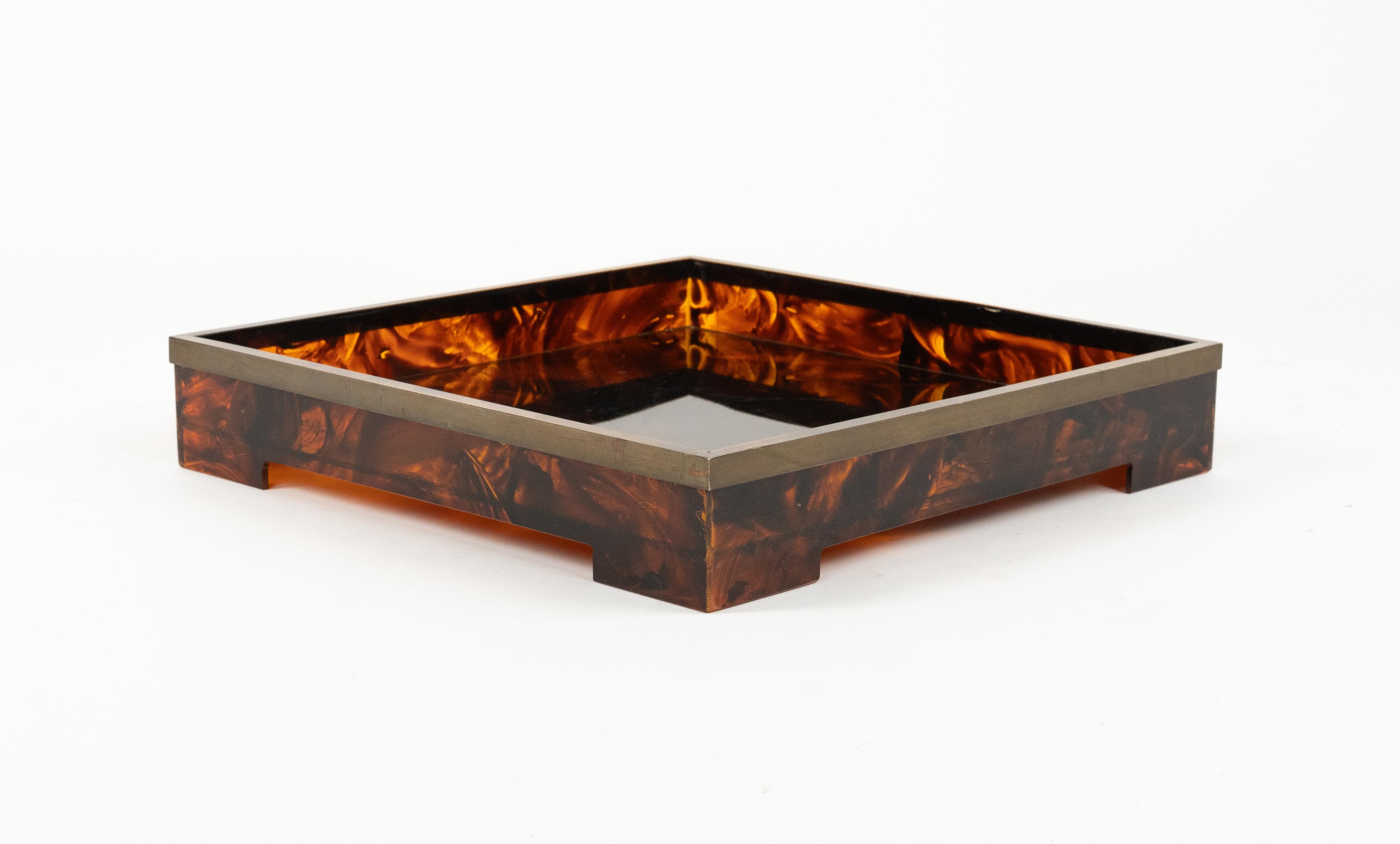 Italiano Vassoio da portata in lucite finta tartaruga e ottone stile Christian Dior, Italia anni '70 in vendita