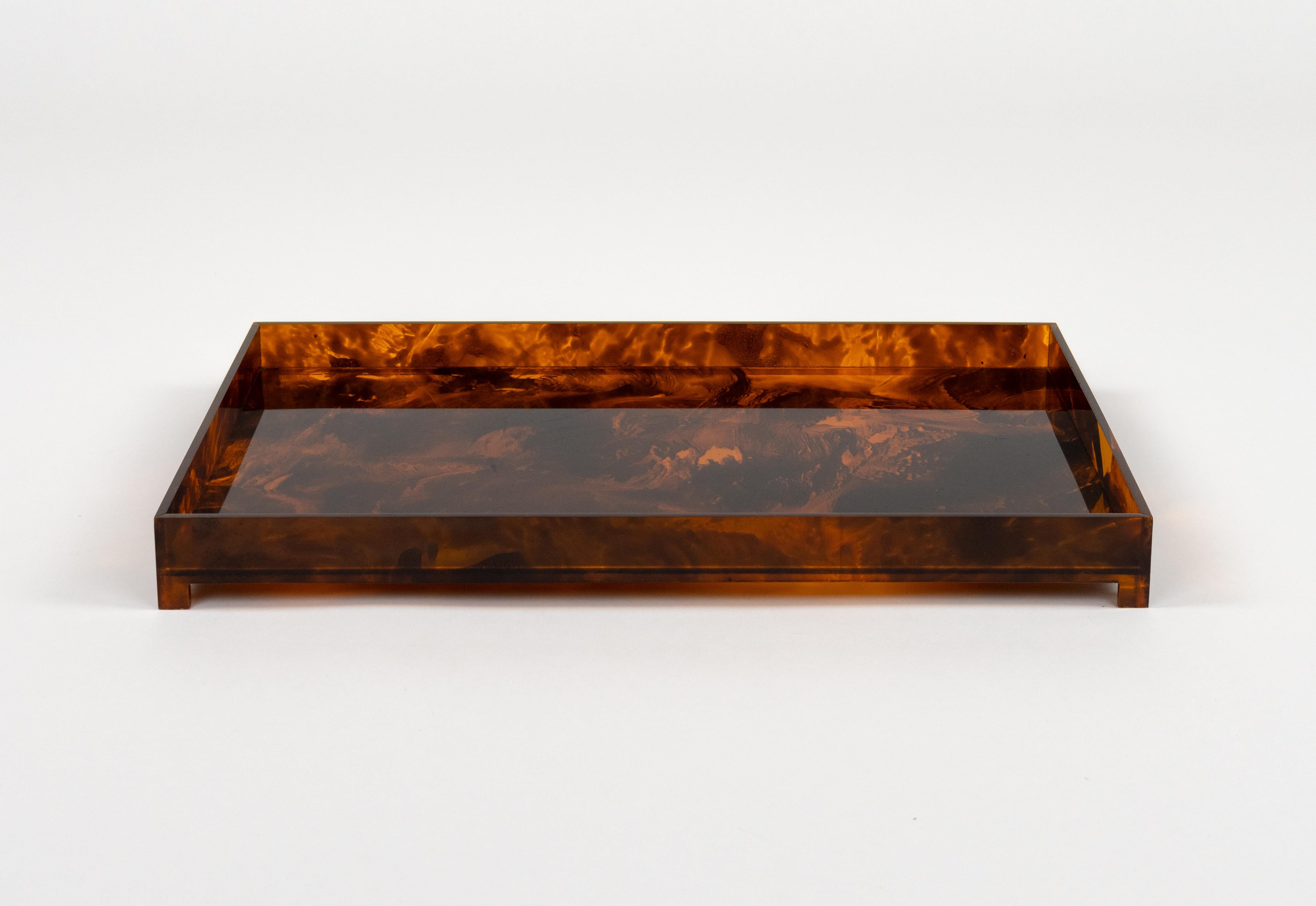 Sorprendente bandeja rectangular de mediados de siglo con efecto carey de imitación de lucite al estilo de Christian Dior.

Fabricado en Italia en la década de 1970.

Es una icónica bandeja o plato de lucita que asombrará a tus invitados y es