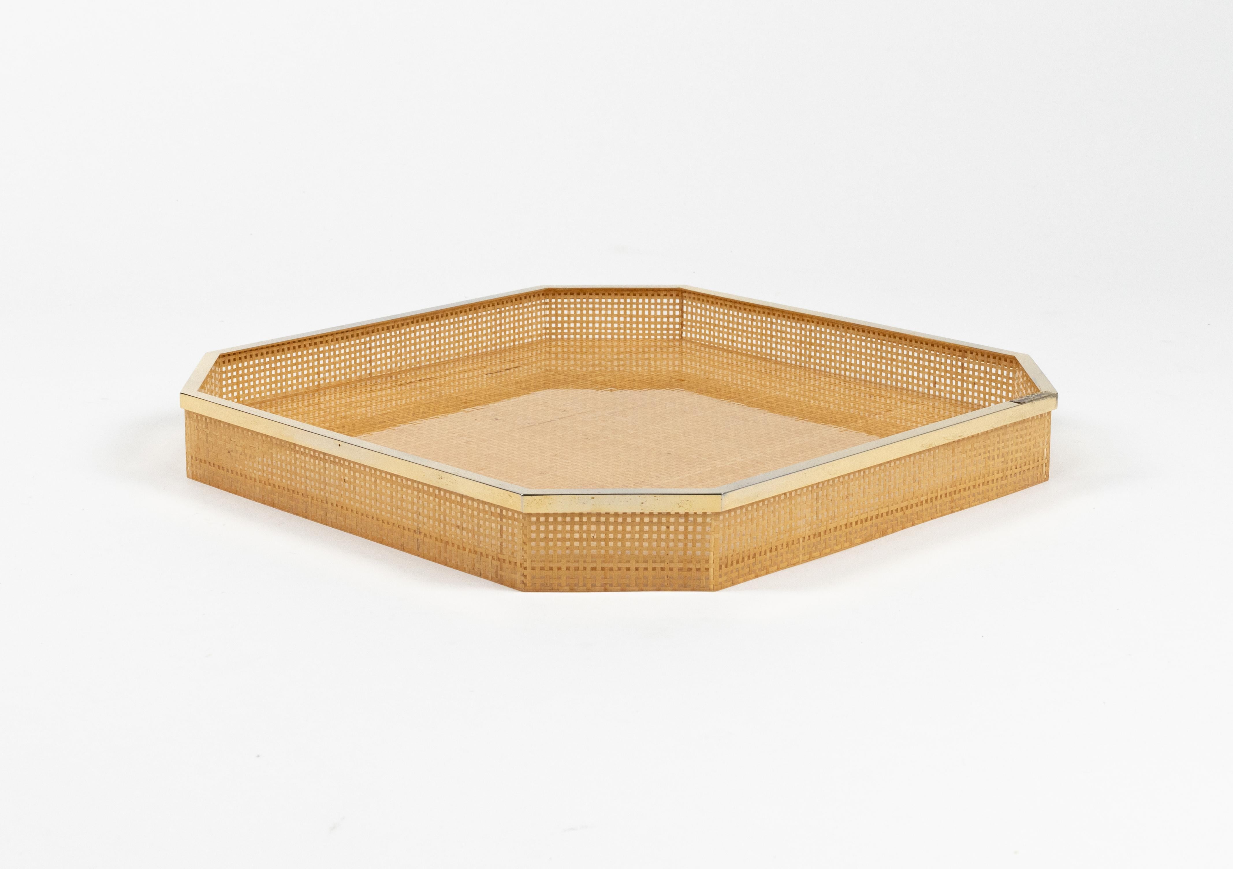 Serviertablett aus Lucite, Korbweide und vergoldet, 24KT Christian Dior-Stil, Italien 1970er Jahre im Angebot 4