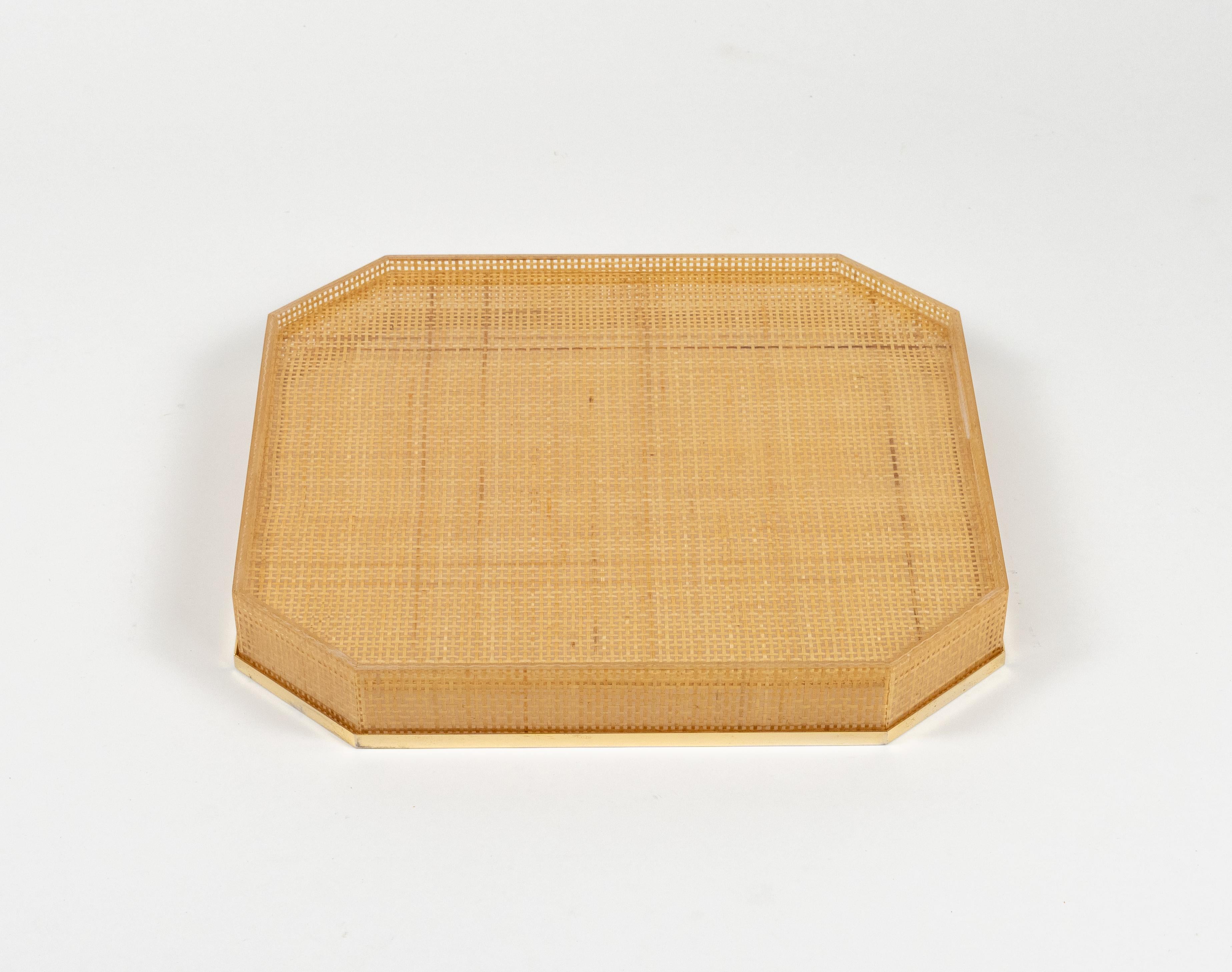 Serviertablett aus Lucite, Korbweide und vergoldet, 24KT Christian Dior-Stil, Italien 1970er Jahre im Angebot 6