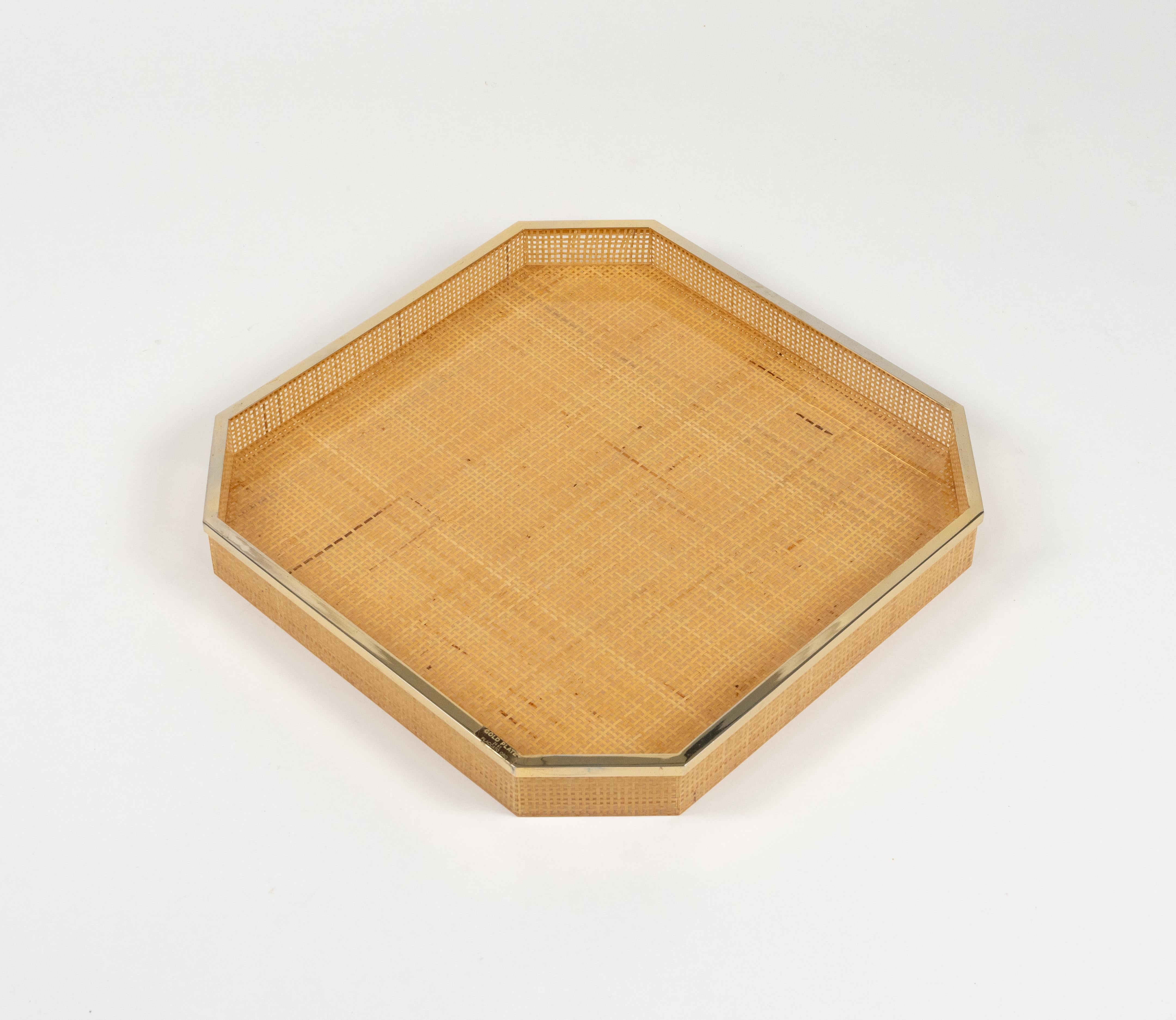 Serviertablett aus Lucite, Korbweide und vergoldet, 24KT Christian Dior-Stil, Italien 1970er Jahre (Moderne der Mitte des Jahrhunderts) im Angebot