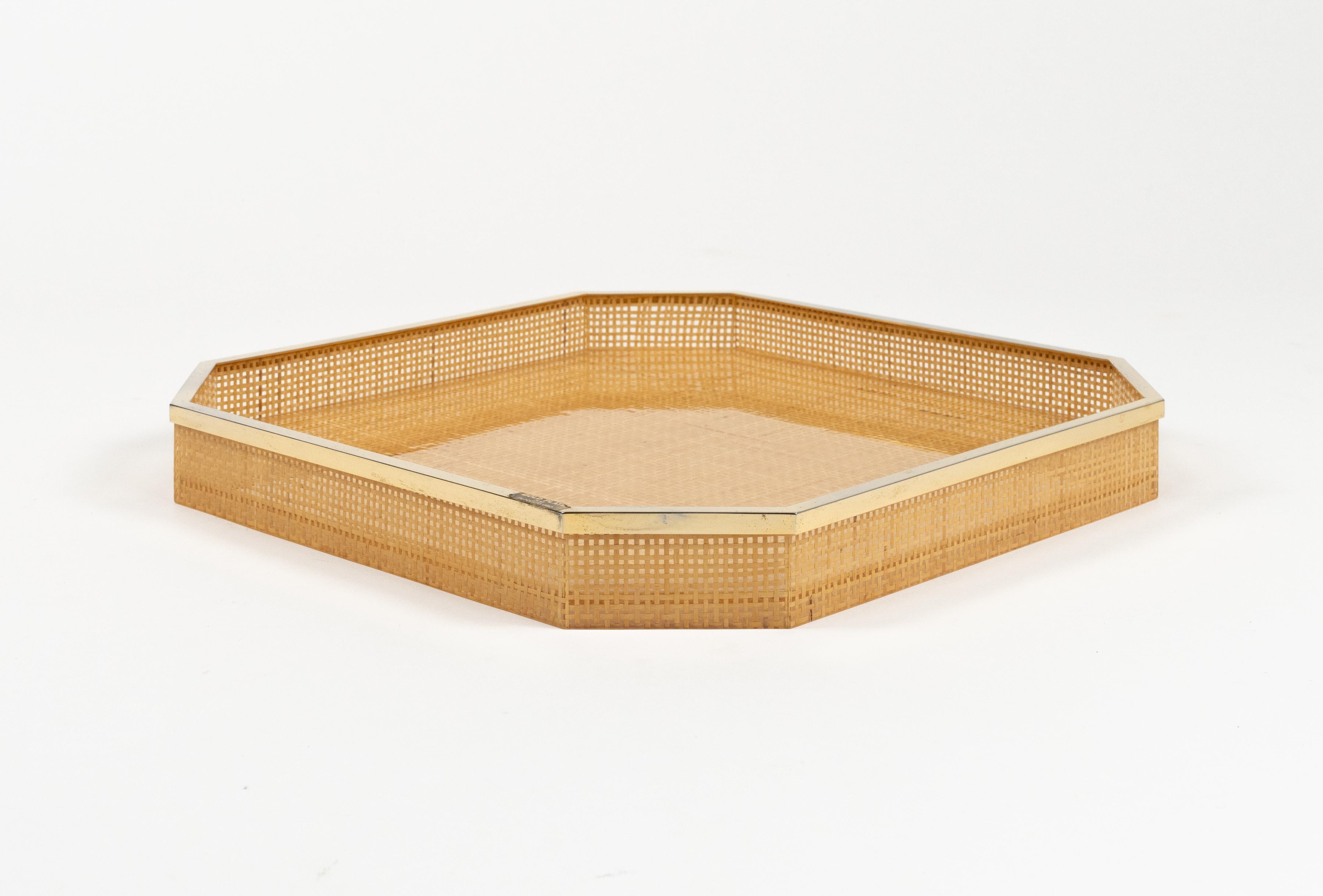 Serviertablett aus Lucite, Korbweide und vergoldet, 24KT Christian Dior-Stil, Italien 1970er Jahre (Italienisch) im Angebot