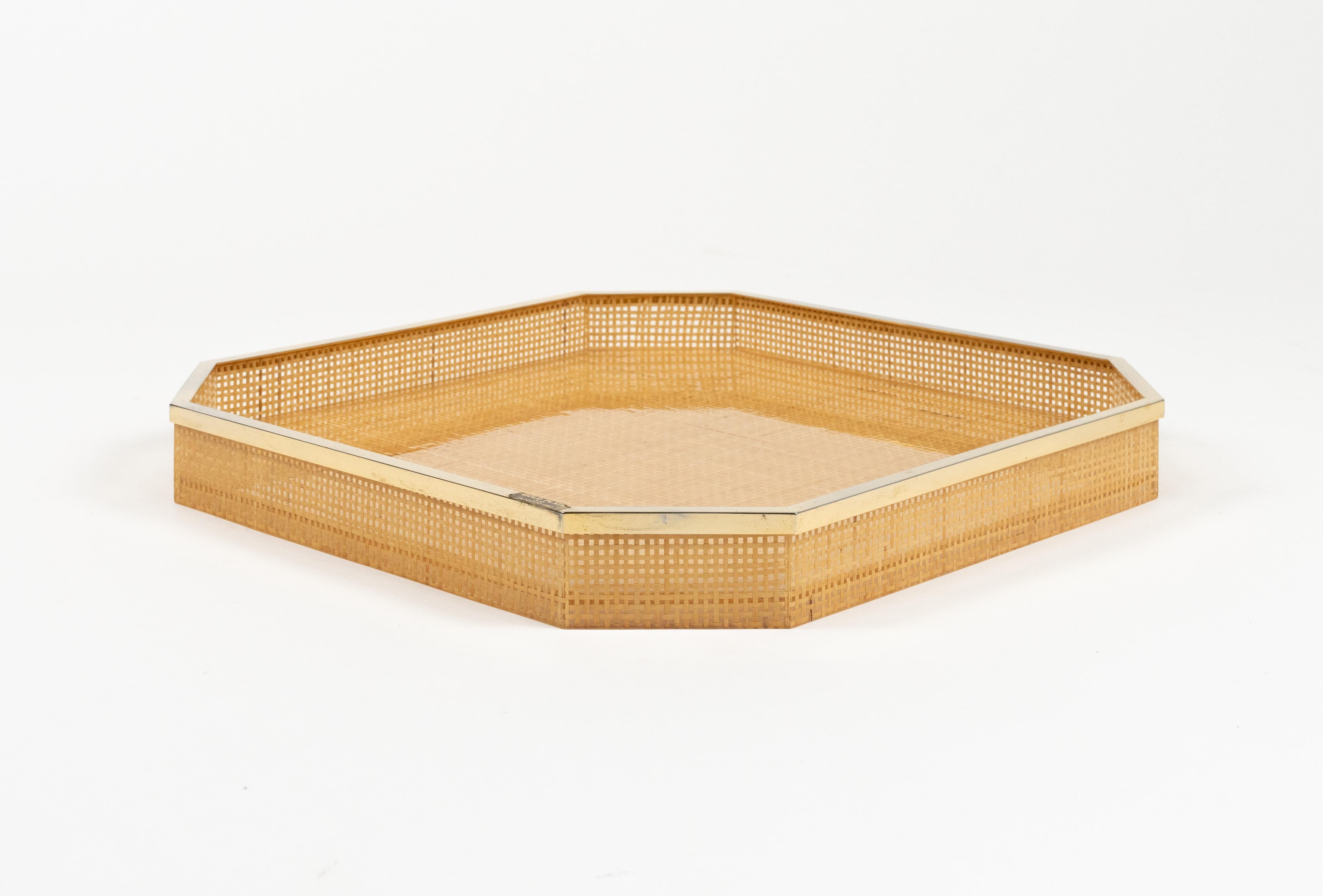 Serviertablett aus Lucite, Korbweide und vergoldet, 24KT Christian Dior-Stil, Italien 1970er Jahre im Angebot 2