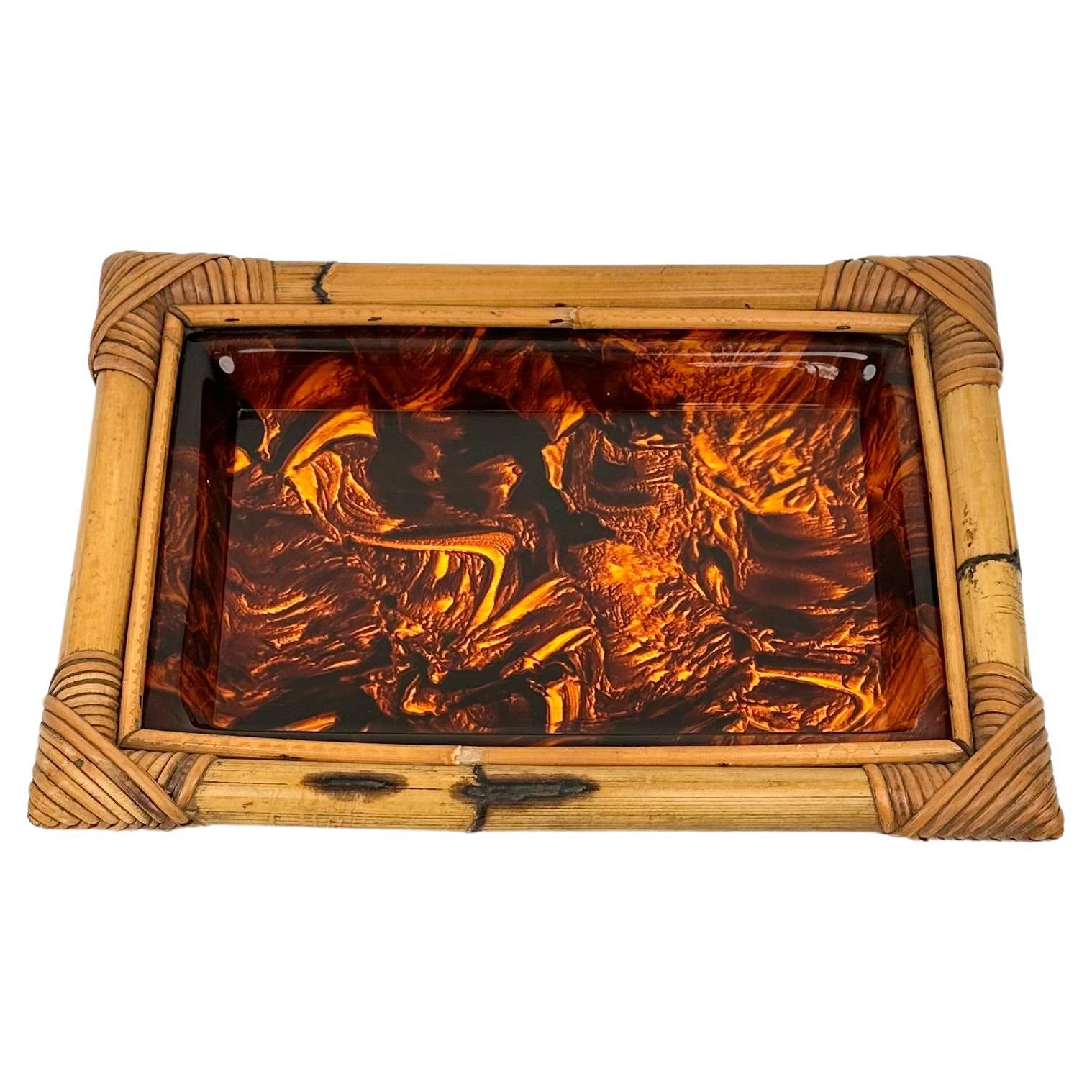 Rectangular serving tray or vide-poche in lucite effect tortoiseshell and Bamboo.

Made in Italy in the 1970s.

