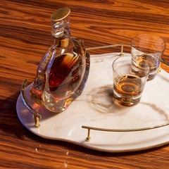 Plateau de service moderne en marbre Calacatta et laiton fait à la main au Portugal par Lusitanus Home