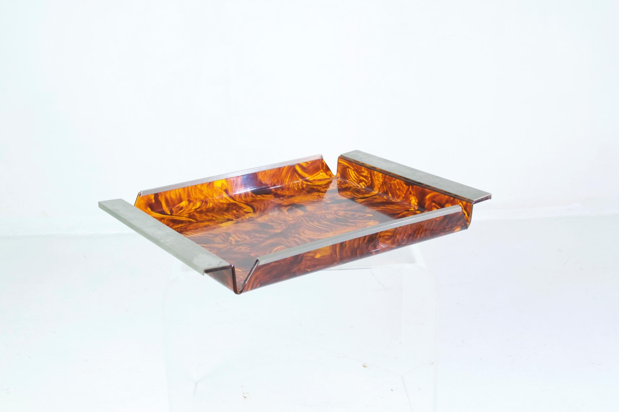 Glam rectangular tray in plexiglas/Lucite with tortoise pattern in brown and with a chrome-plated rim. Very good condition.