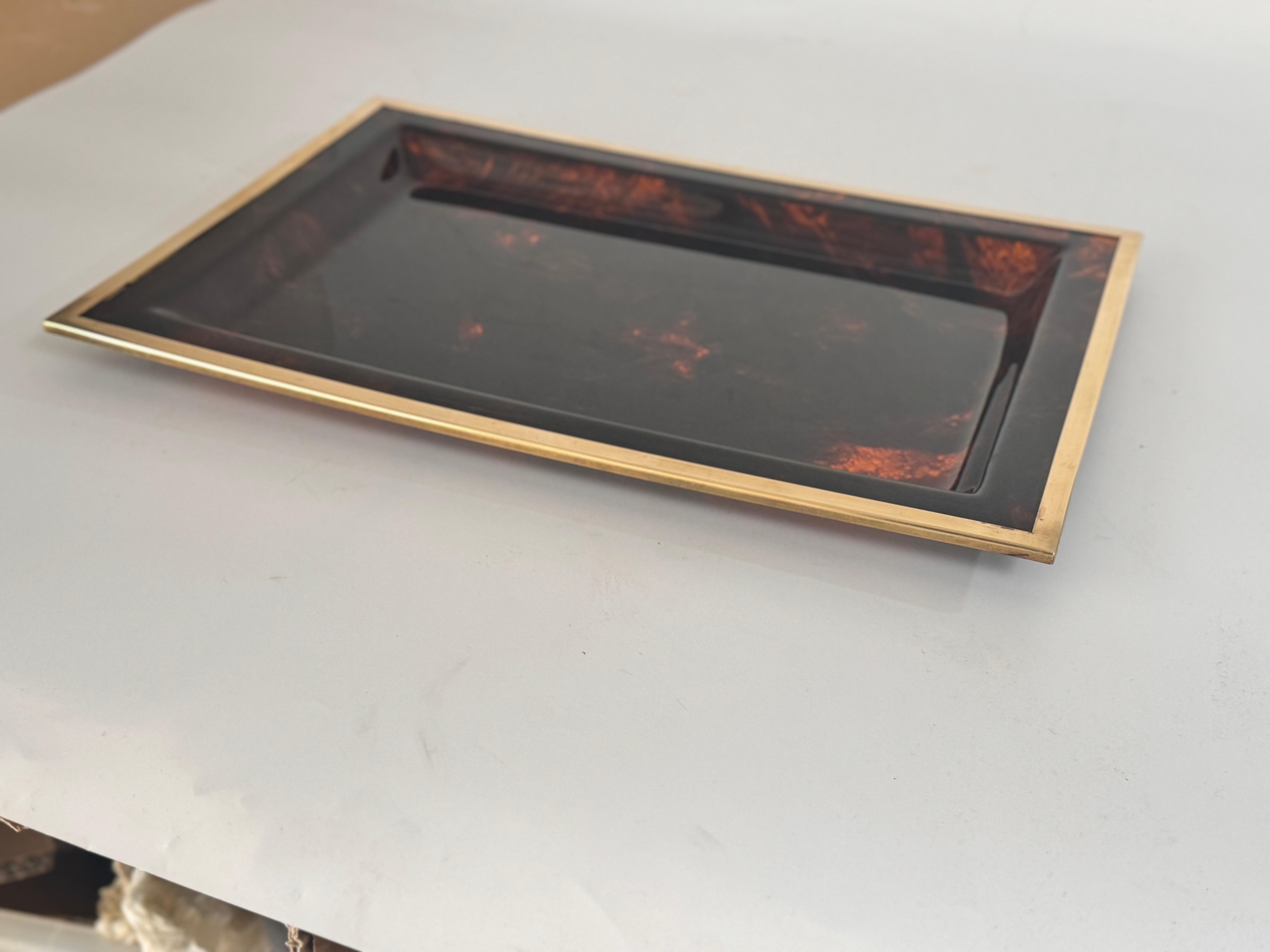 Serving Tray Tortoise Lucite and Brass Attributed to Dior Home Collection In Good Condition In Auribeau sur Siagne, FR