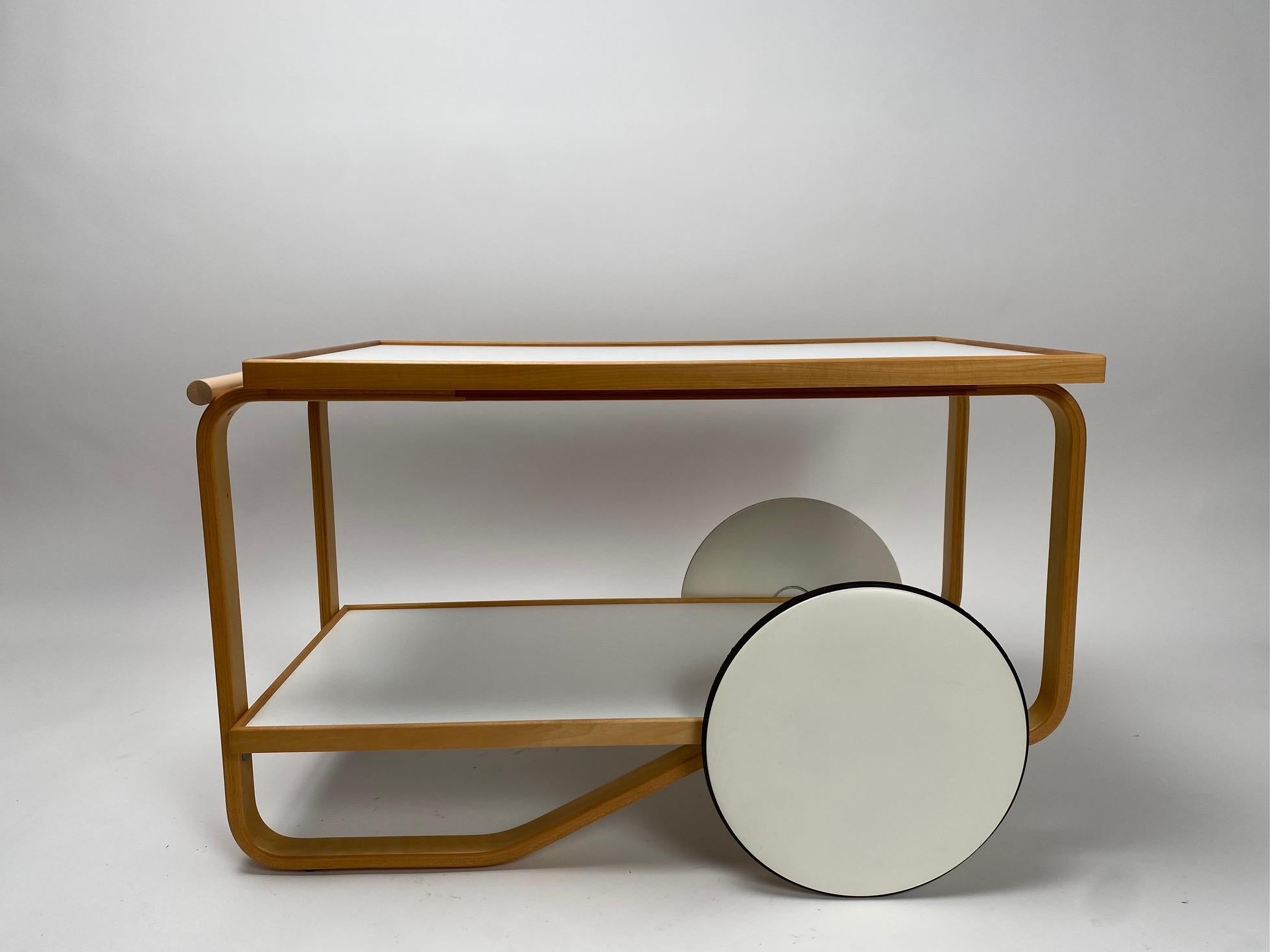 Alvar Aalto's 901 trolley is one of the icons of Finnish modern design, presented for the first time at the Milan Triennale in 1936.
  The bar or tea trolley features a birch wood frame and white linoleum-covered trays.
Soberly elegant, the Aalto
