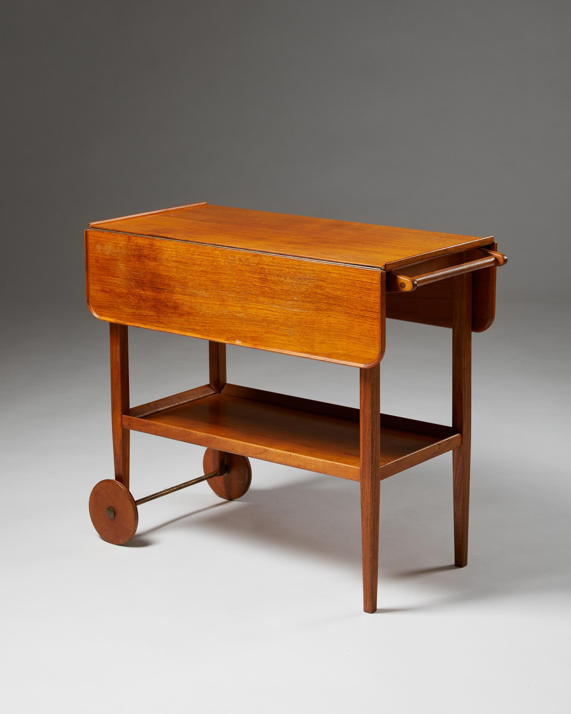 Serving trolley, anonymous, Sweden. 1950s.

Teak.

Rotating top.

Dimensions:
L: 68.5 cm/ 2' 3