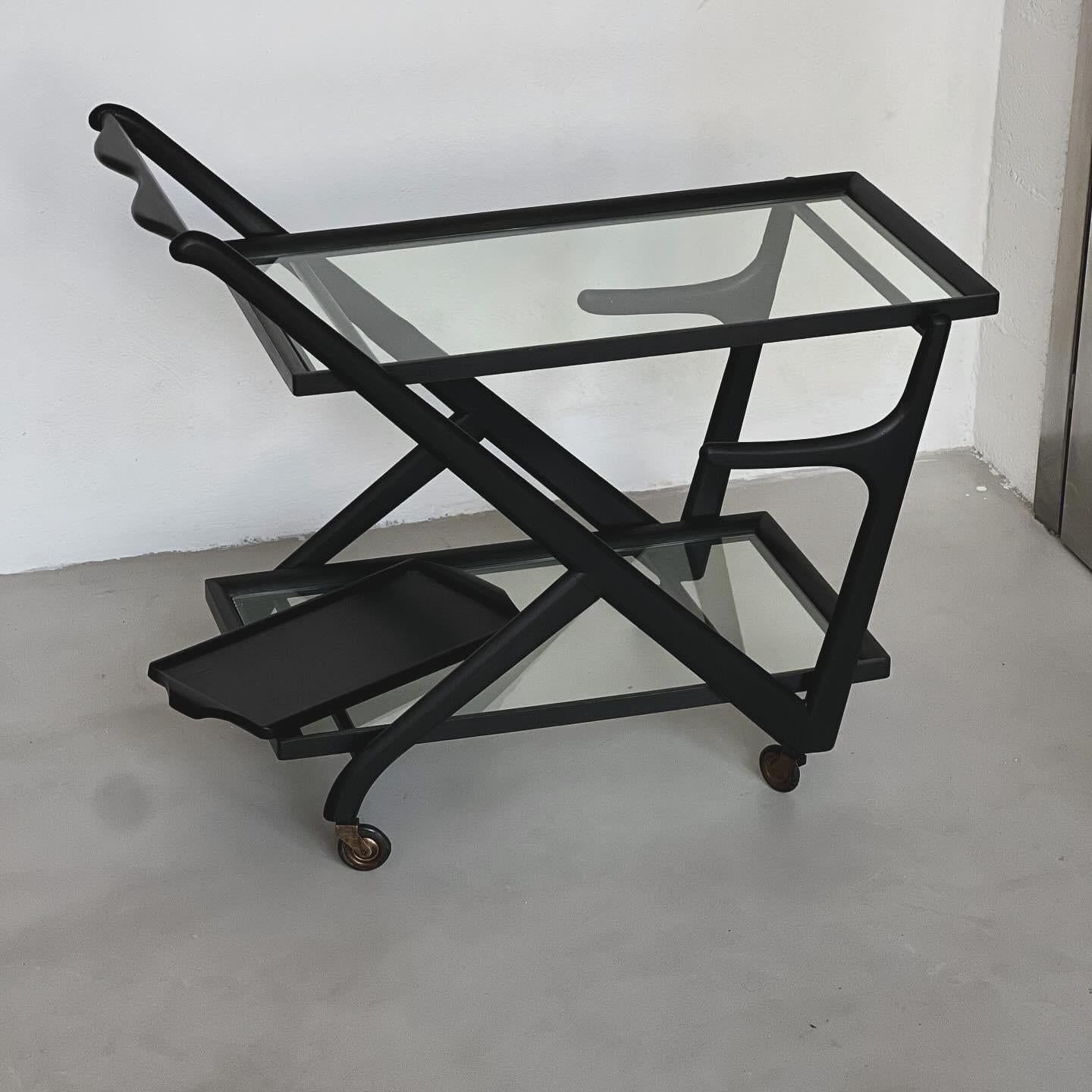 Raro carro de bar - Carro de servicio vintage - Cassina de Cesare Lacca

Raro e impresionante carro de servicio vintage diseñado por Cesare Lacca para Cassina y fabricado en madera y cristal. Un maravilloso ejemplo de diseño moderno italiano de