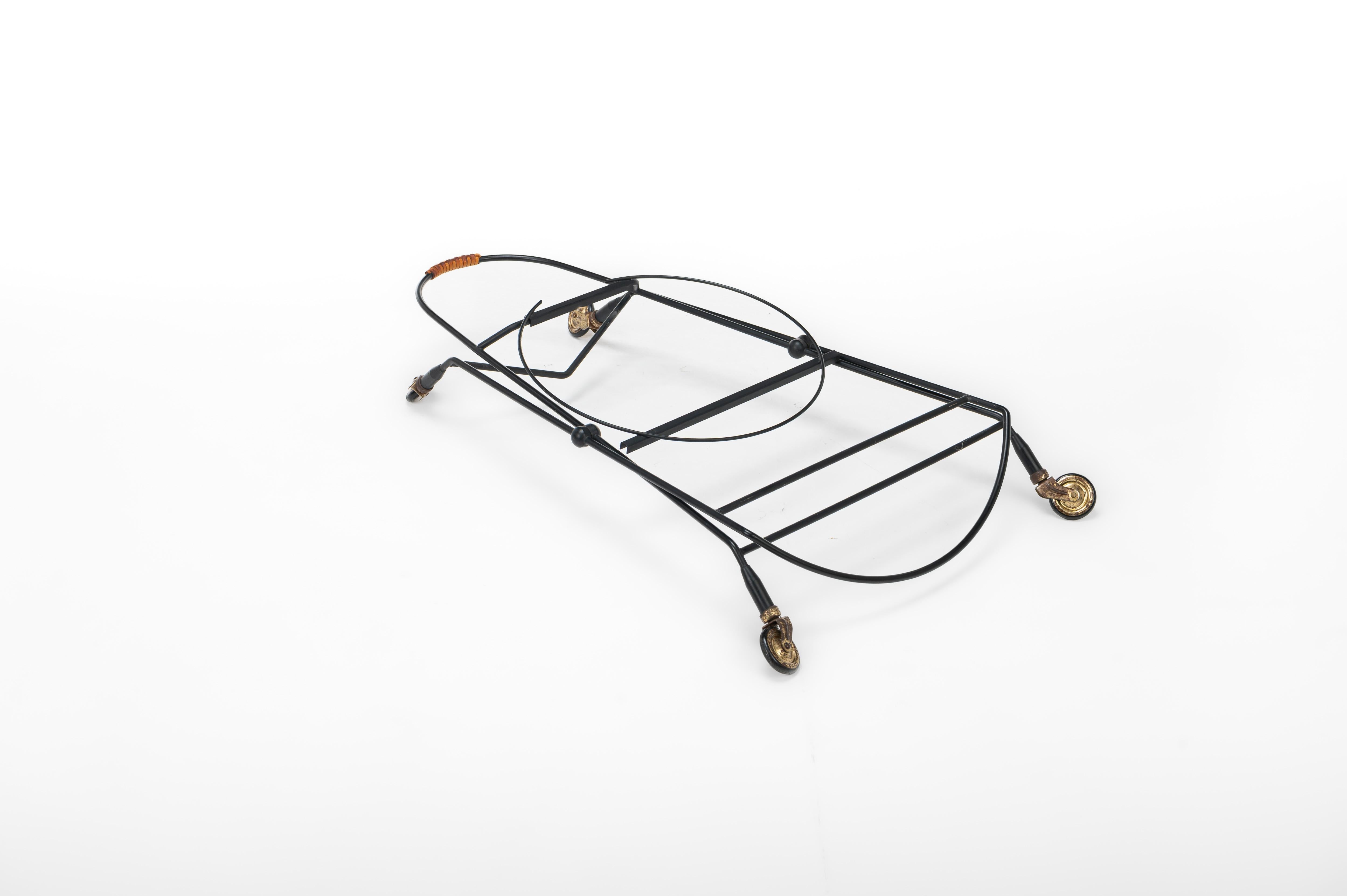 Zusammenklappbarer Vintage-Servierwagen von Paul Nagel für Jie Gantofta, hergestellt in Schweden. Er ist aus Teakholz gefertigt und verbindet mit seinem praktischen, faltbaren Design Stil und Funktion. Ein zeitloses skandinavisches Stück, perfekt