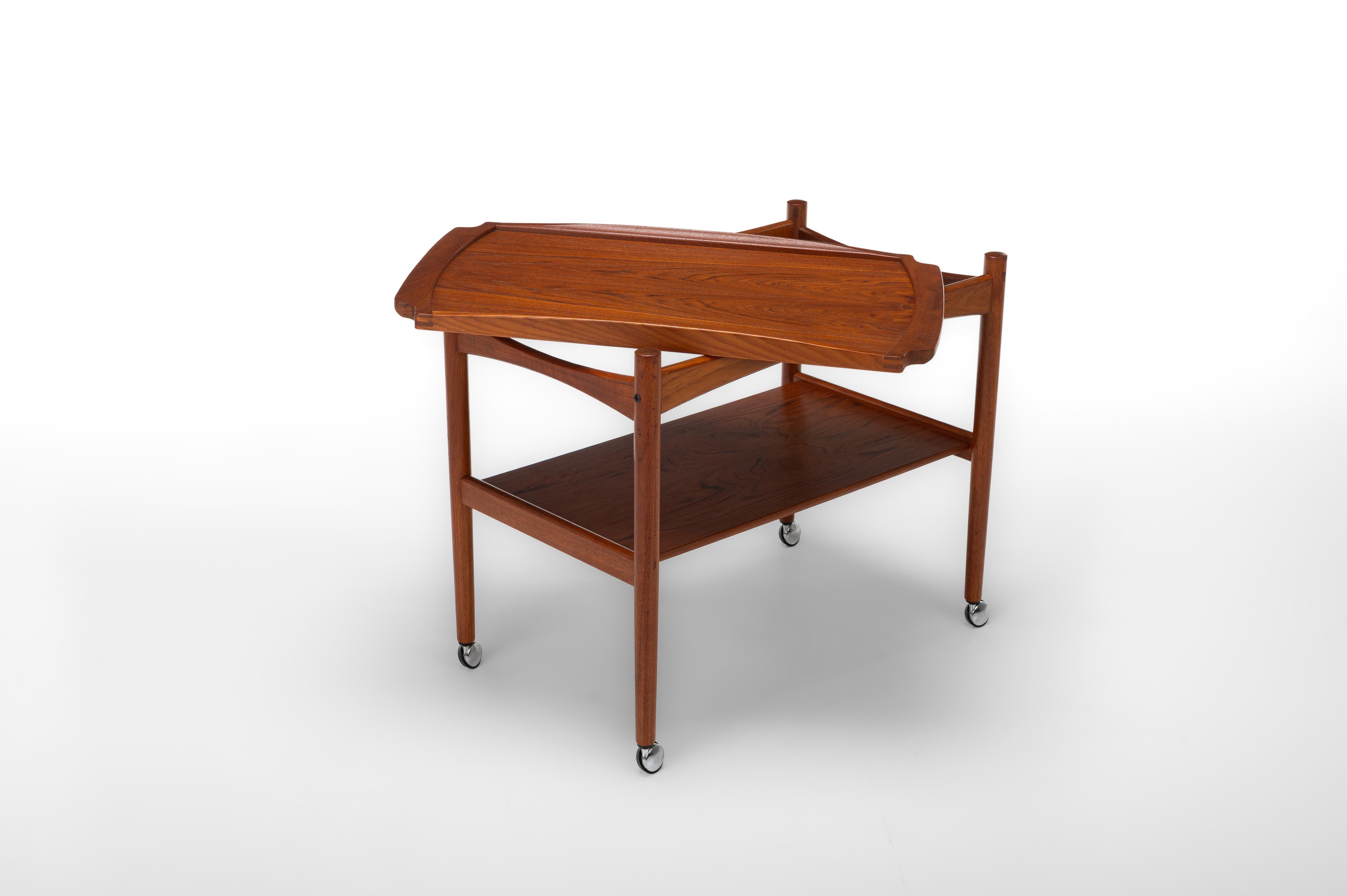 Ce chariot de service vintage en teck danois, conçu par Poul Hundevad pour Hundevad & Co, est un classique du design du milieu du siècle. Il comporte un tiroir de rangement et reste en excellent état, mettant en valeur la qualité intemporelle et le