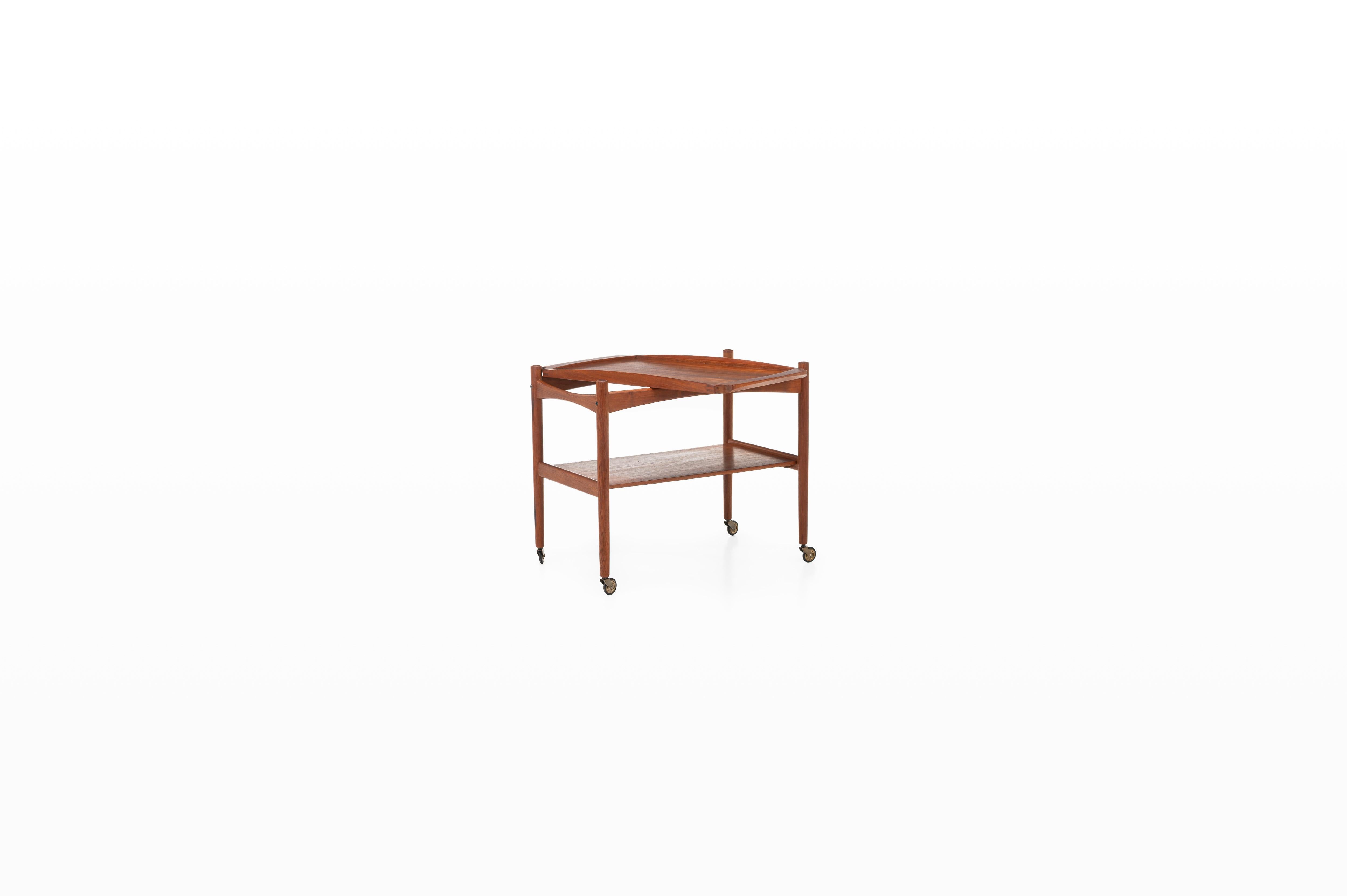 Ce chariot de service vintage en teck danois, conçu par Poul Hundevad pour Hundevad & Co, est un classique du design du milieu du siècle. Il comporte un tiroir de rangement et reste en excellent état, mettant en valeur la qualité intemporelle et le